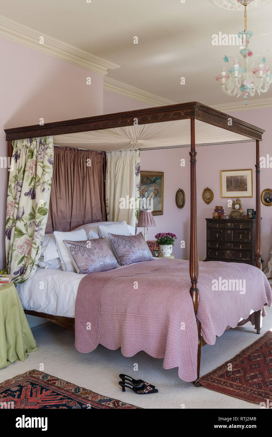 Ein traditionelles Schlafzimmer, einem Himmelbett aus dem 18. Jahrhundert  mit Gewebe Vordach und Vorhänge, abgezogen Dielen Stockfotografie - Alamy