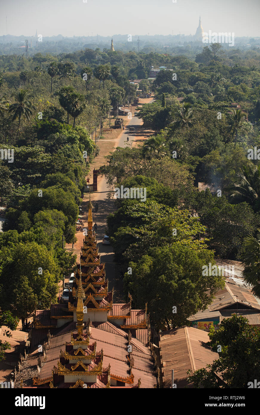 Blick auf Bago von der Oberseite des Mahazedi Pagode, Myanmar (Birma). Stockfoto