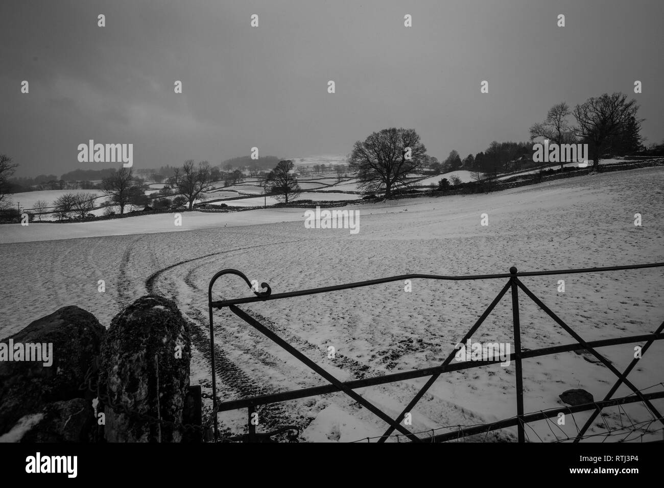 Atmosphärische Schnee im Winter Landscape Lake District in Großbritannien Stockfoto