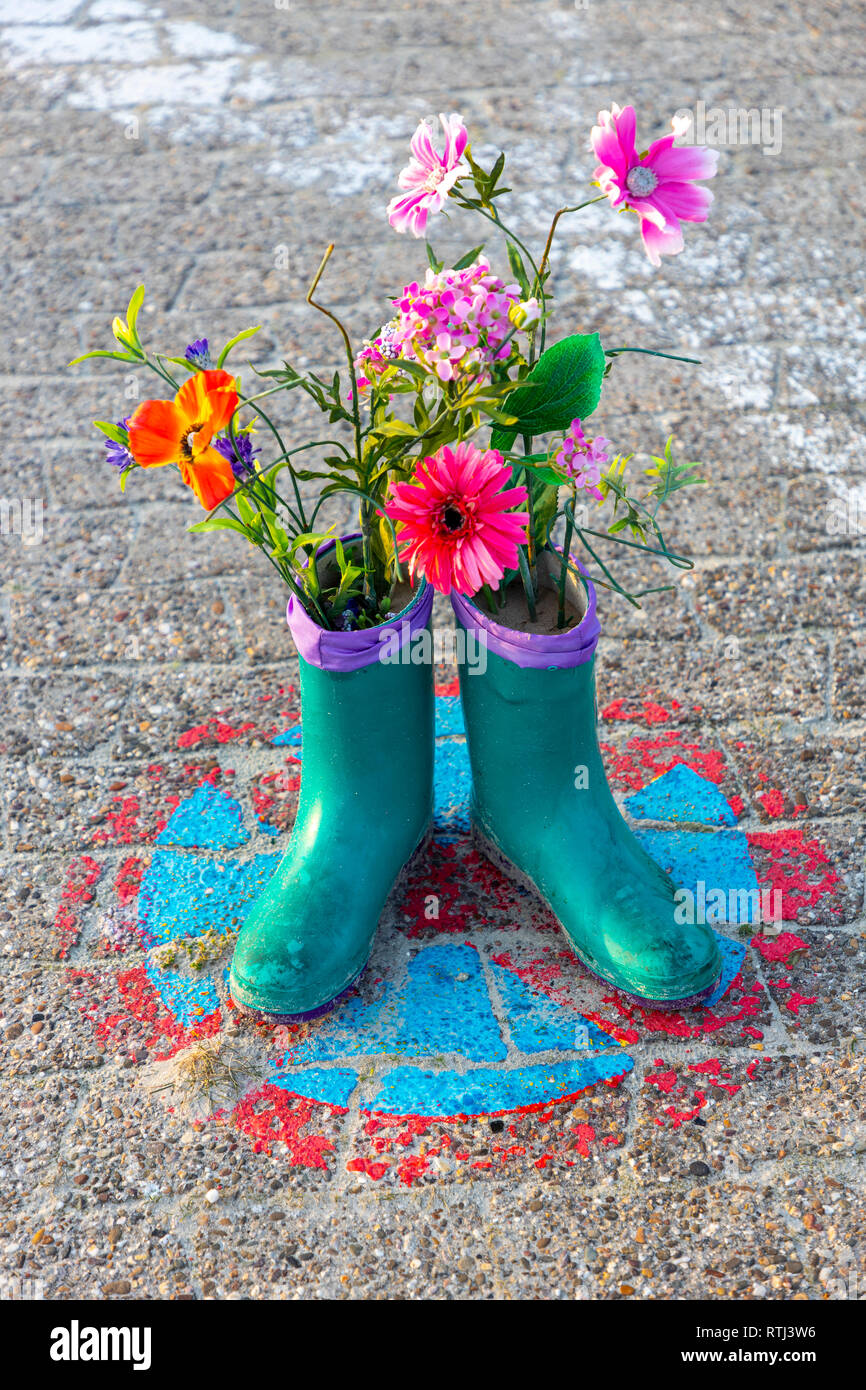 Nordsee Insel Langeoog, Ostfriesland, Niedersachsen, Stiefel mit Blumen, Dekoration, Kunst aktion, am Strand, Blumen in Gummistiefel, Stockfoto