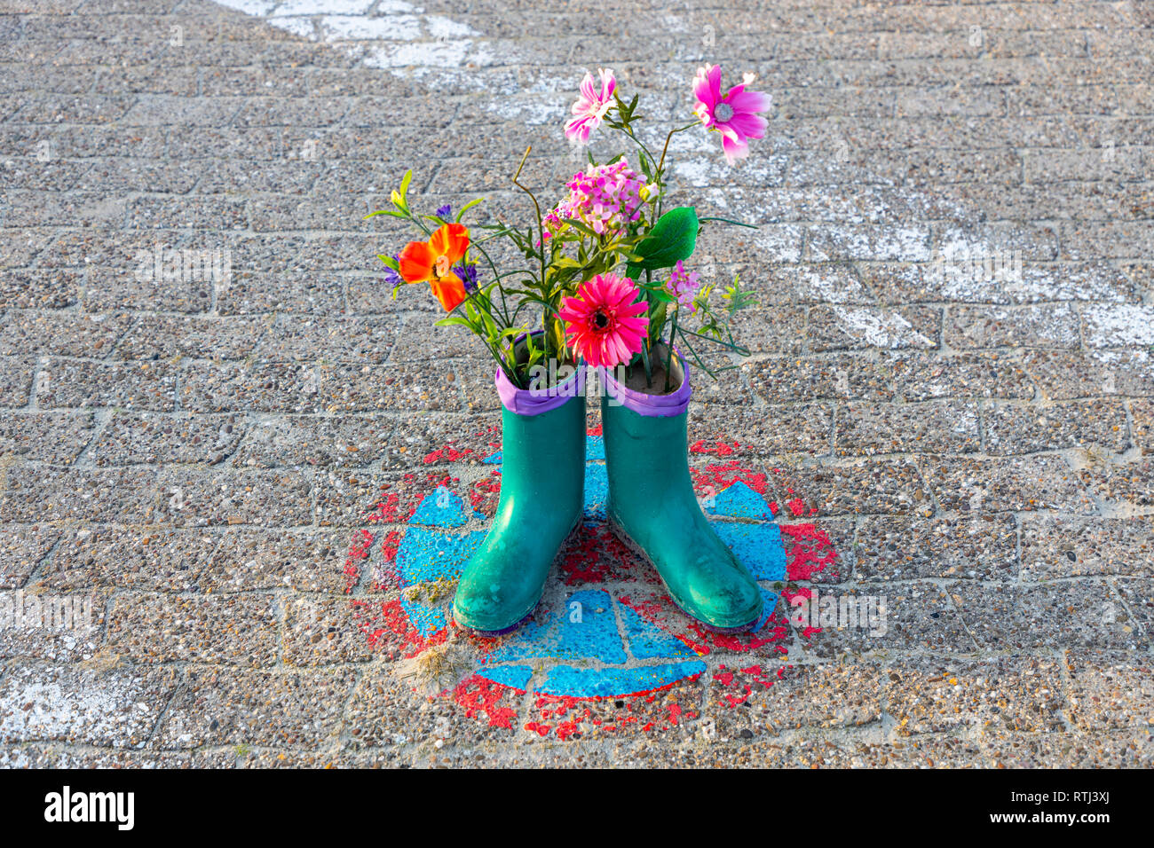 Nordsee Insel Langeoog, Ostfriesland, Niedersachsen, Stiefel mit Blumen, Dekoration, Kunst aktion, am Strand, Blumen in Gummistiefel, Stockfoto