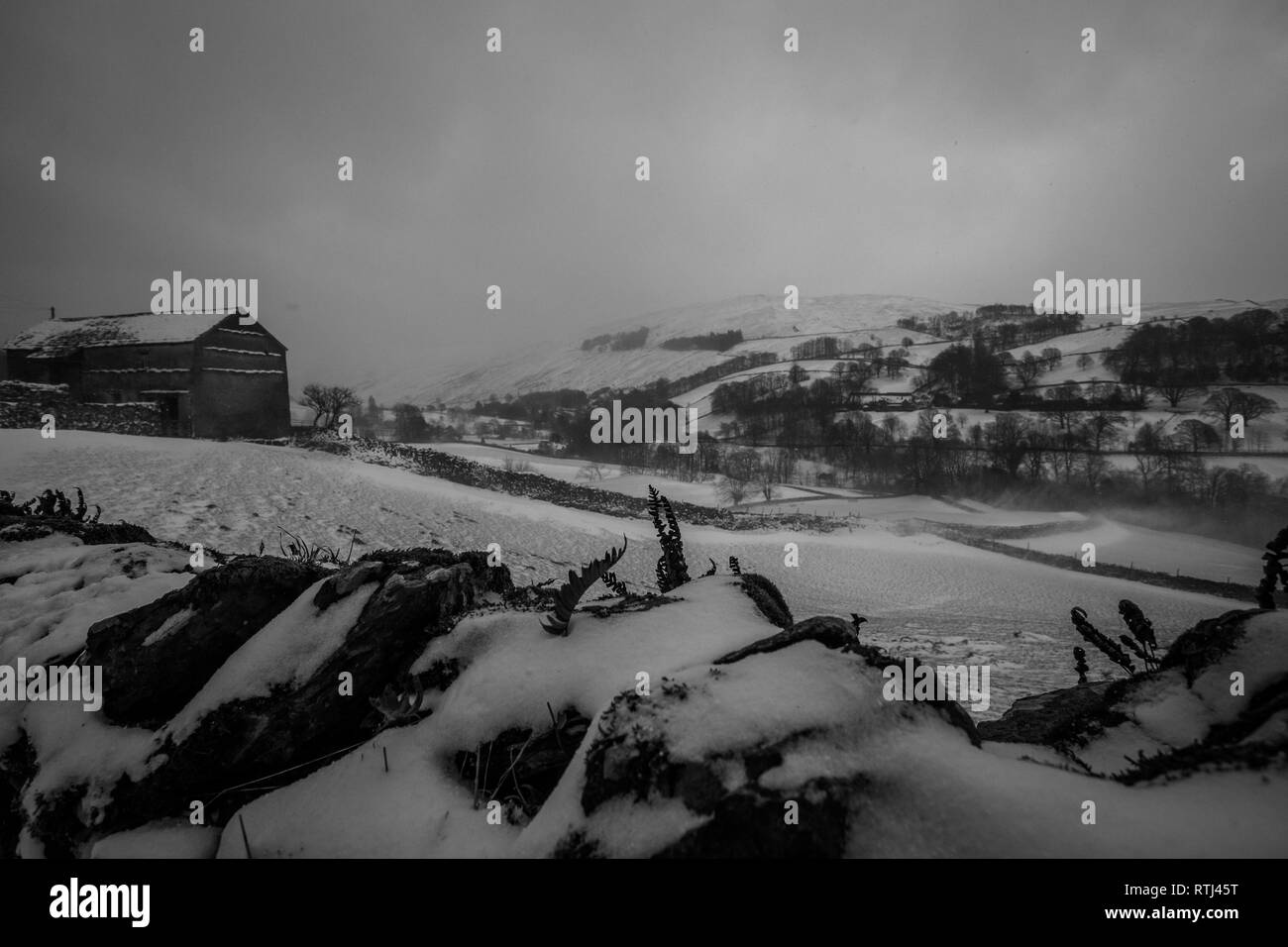 Atmosphärische Schnee im Winter Landscape Lake District in Großbritannien Stockfoto