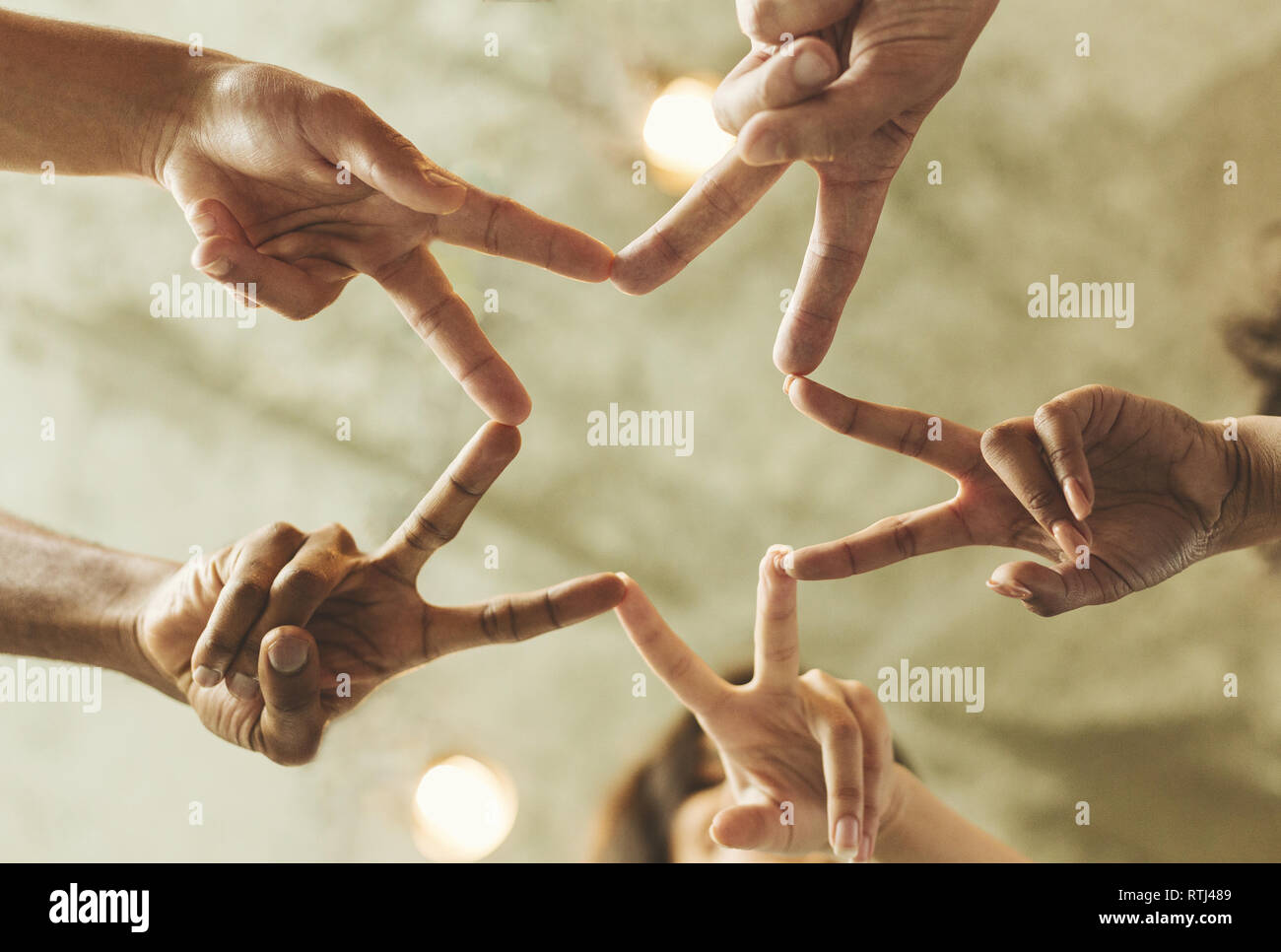 Hände bilden die sternform mit v-Zeichen. Internationale Partnerschaft Konzept Stockfoto