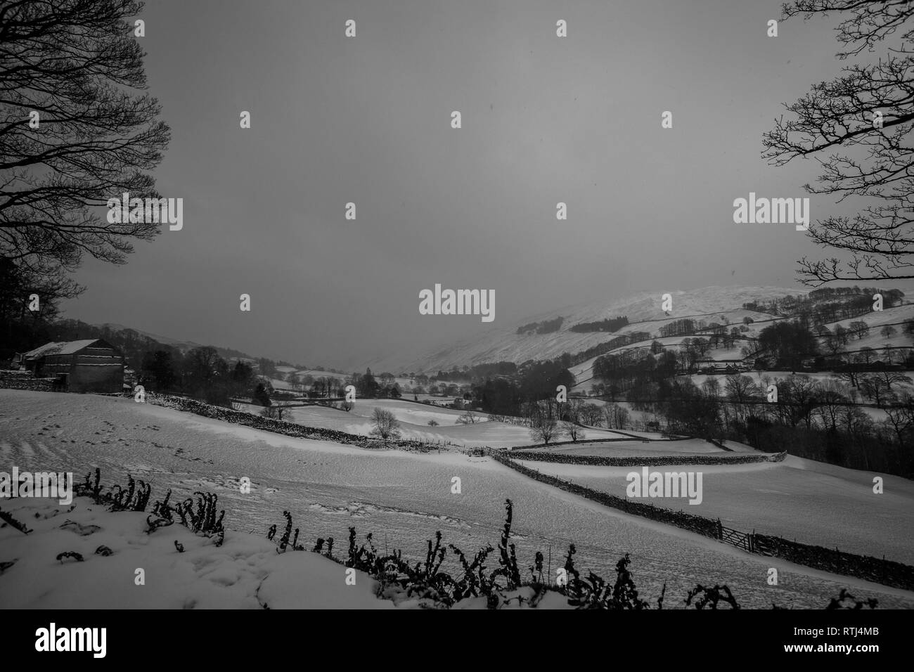 Atmosphärische Schnee im Winter Landscape Lake District in Großbritannien Stockfoto