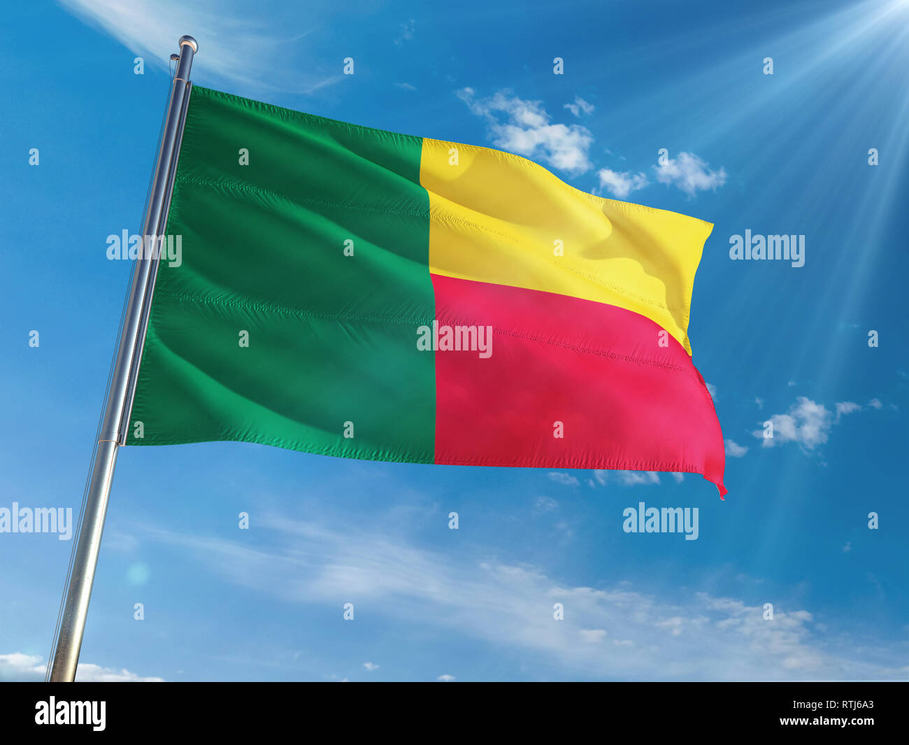 Benin Fahne Winken auf der Pole gegen Sonne und blauer Himmel. High Definition Stockfoto