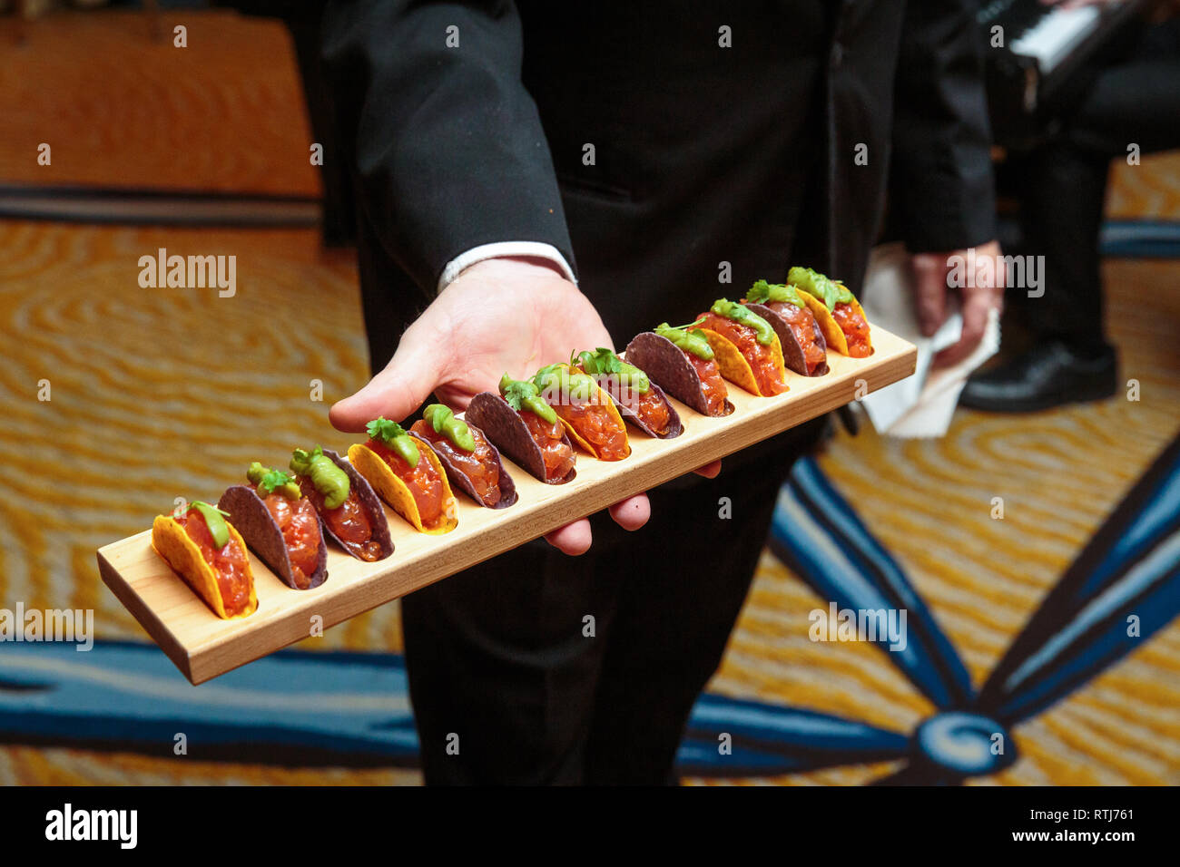 Ein Kellner mit einem Tablett voller taco Vorspeisen - Hochzeit catering Serie Stockfoto