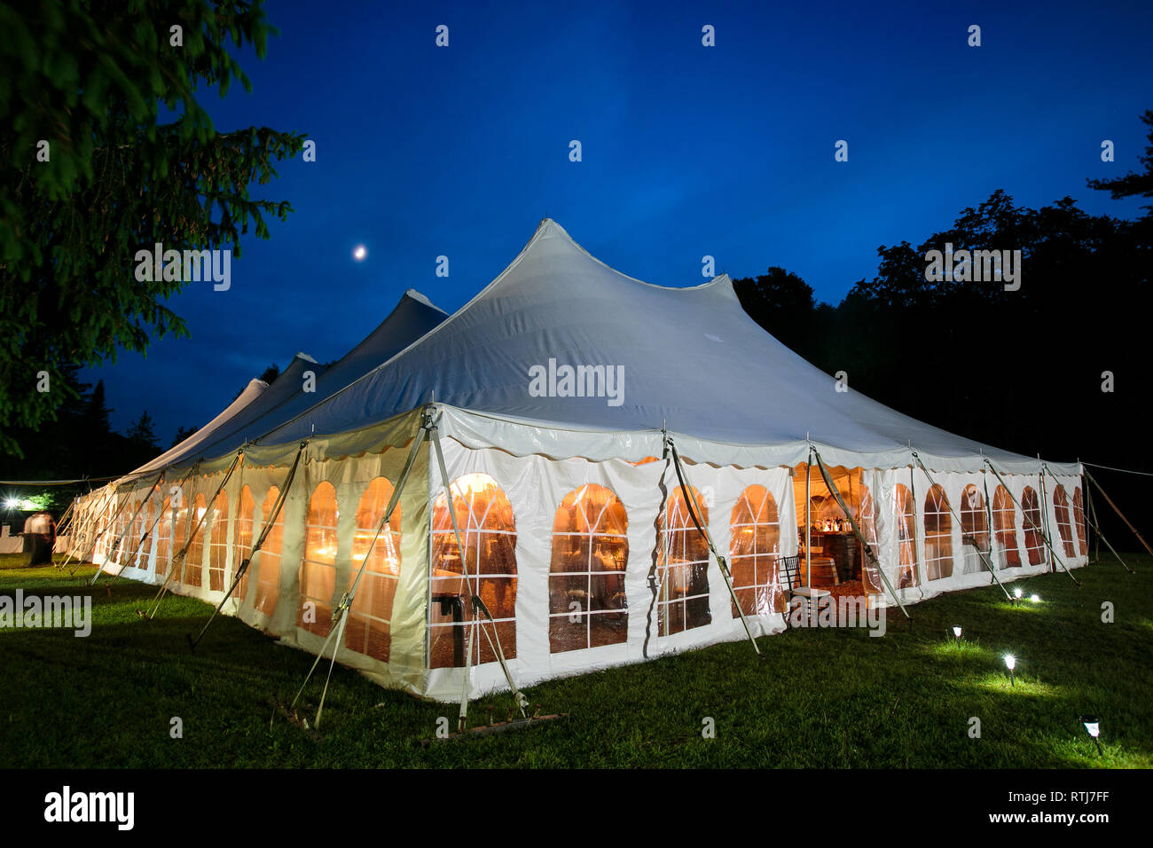 Eine Hochzeit Zelt in der Nacht mit blauem Himmel und dem Mond. Die Wände sind nach unten und das Zelt auf einem Rasen set - Hochzeit Zelt Serie Stockfoto