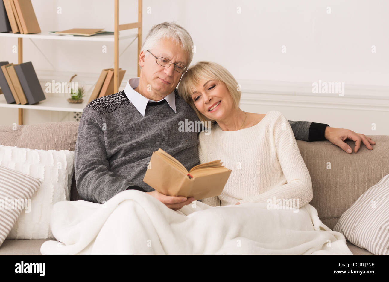 Gerne älteres Paar lesen Buch, Zeit miteinander zu verbringen Stockfoto