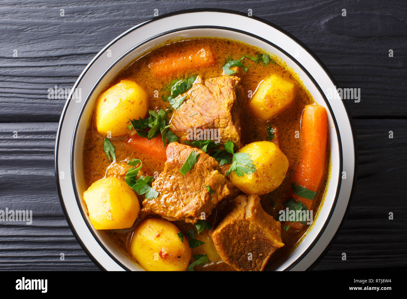 Potjiekos ist ein traditioneller Eintopf Rezept von Südafrika und Namibia closeup in einer Schüssel auf den Tisch. horizontal oben Ansicht von oben Stockfoto