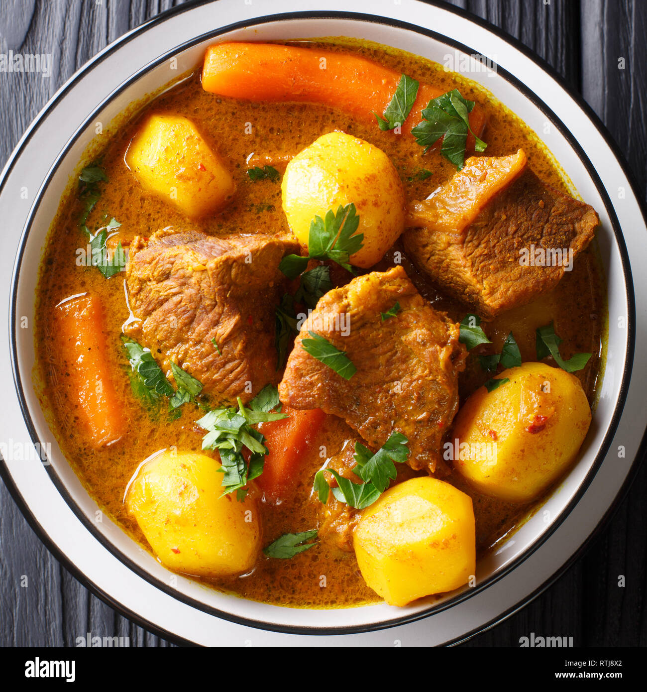 Lecker organische afrikanischen Lammeintopf mit Gemüse close-up in einer Schüssel auf den Tisch. Vertikal oben Ansicht von oben Stockfoto