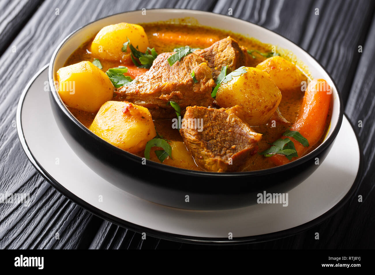 Langsam Eintopf Lamm mit Gemüse und Gewürze close-up in einer Schüssel auf dem Tisch. Horizontale Stockfoto