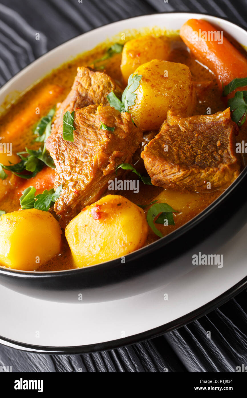 Potjiekos Südafrikanischen Lammeintopf mit Gemüse close-up in einer Schüssel auf dem Tisch. Vertikale Stockfoto