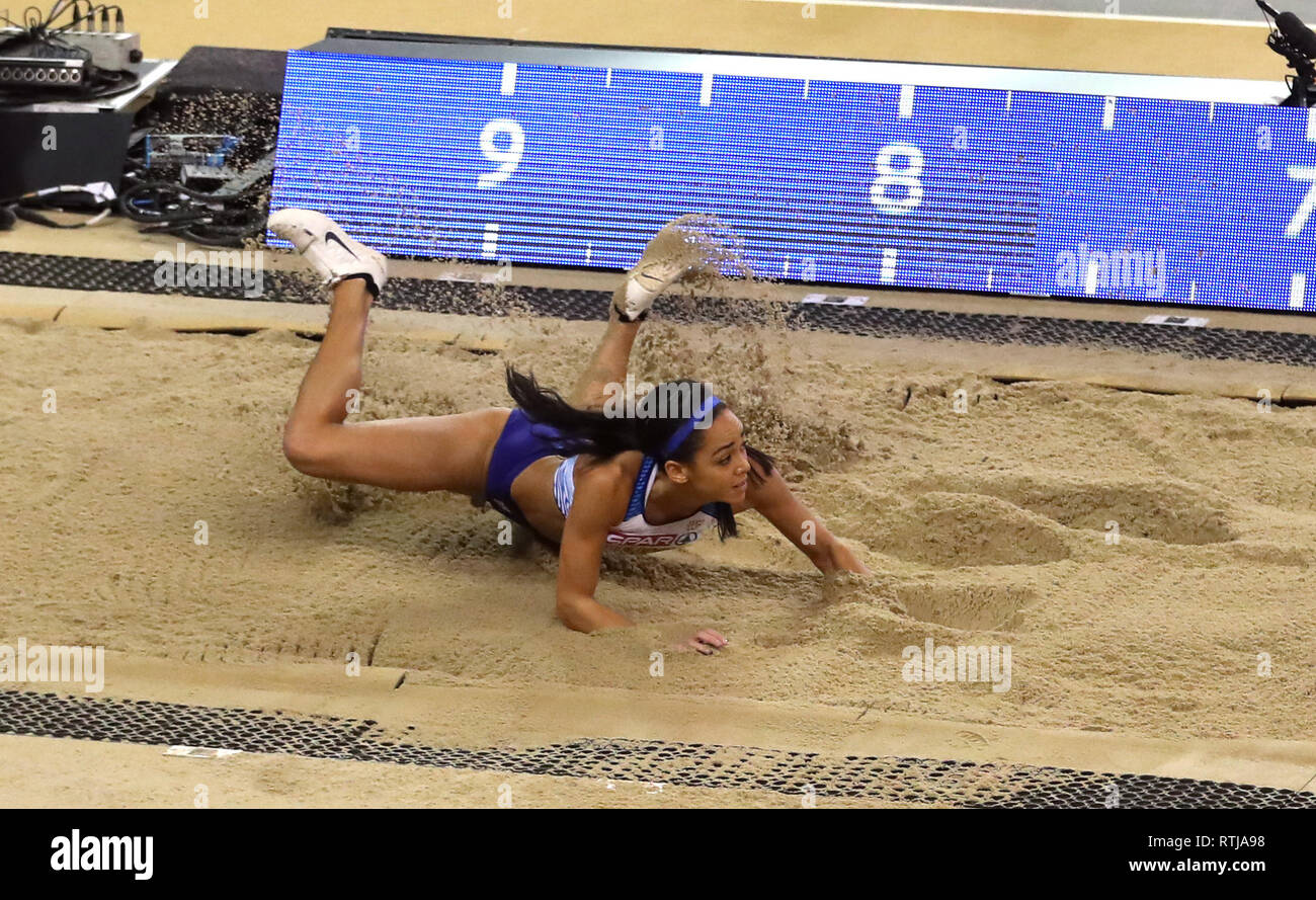 Großbritanniens Katarina Johnson-Thomson im Fünfkampf Frauen Weitsprung während des Tages eine der Europäischen Indoor Leichtathletik WM im Emirates Arena, Glasgow. Stockfoto