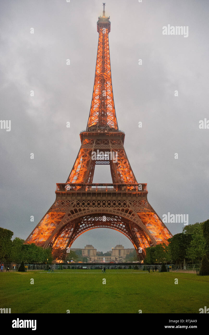 Blick auf den Eiffelturm in der Nacht ligh Stockfoto