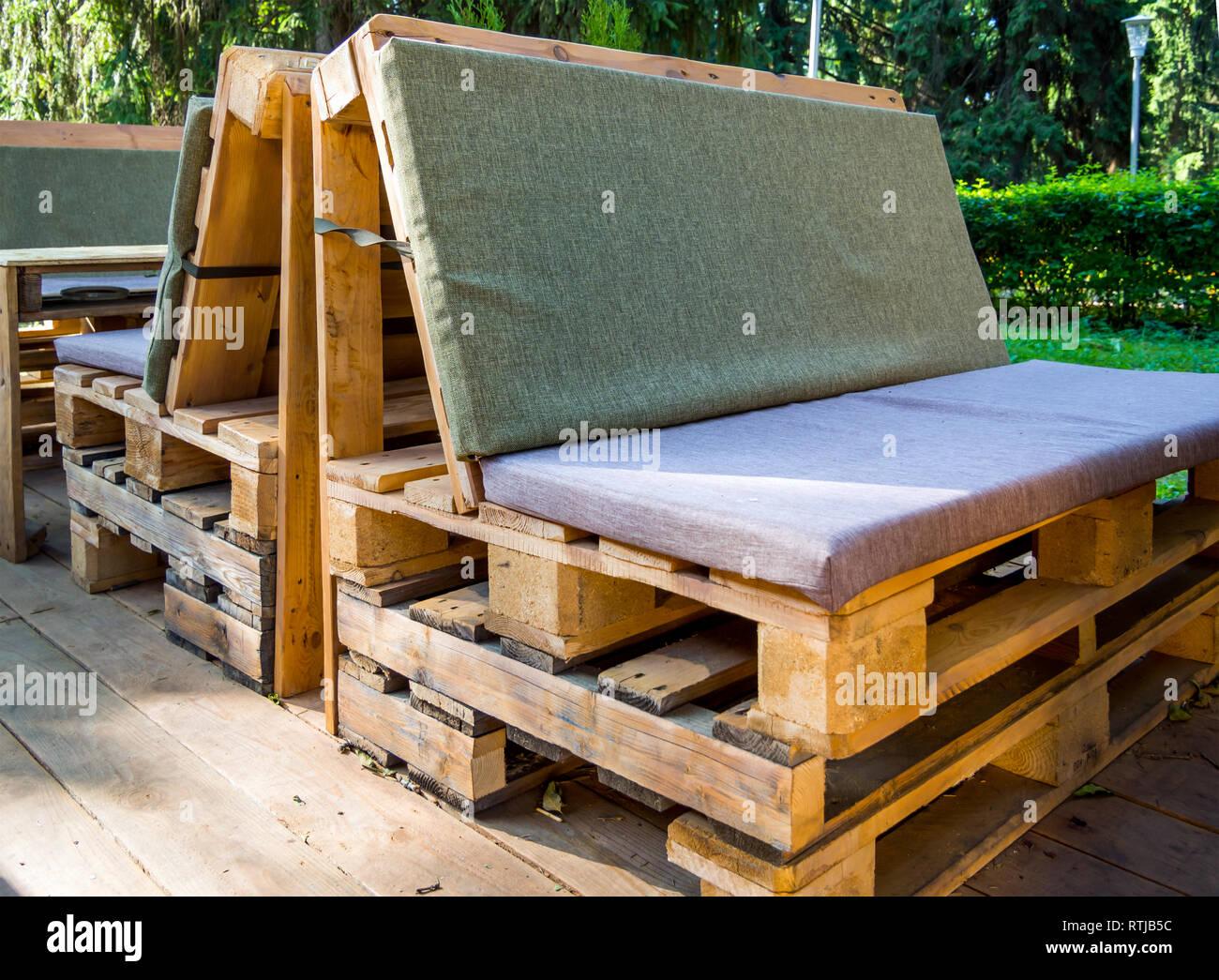 Möbel aus alten hölzernen cargo Paletten Stockfoto