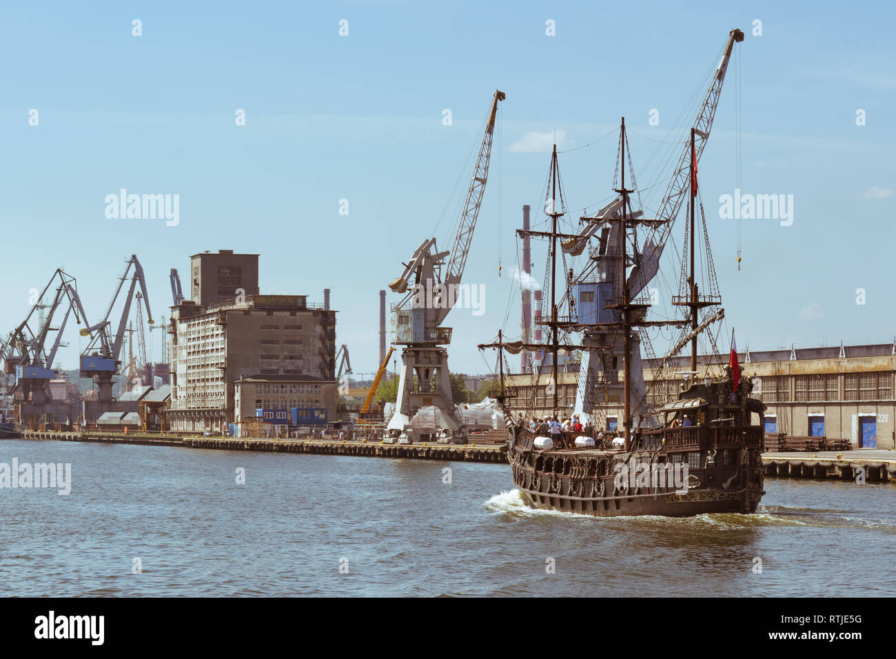 Touristen auf mock Pirat Schiff segeln auf der Martwa Wisla Fluss durch die Werften in Danzig, Polen, Europa Stockfoto