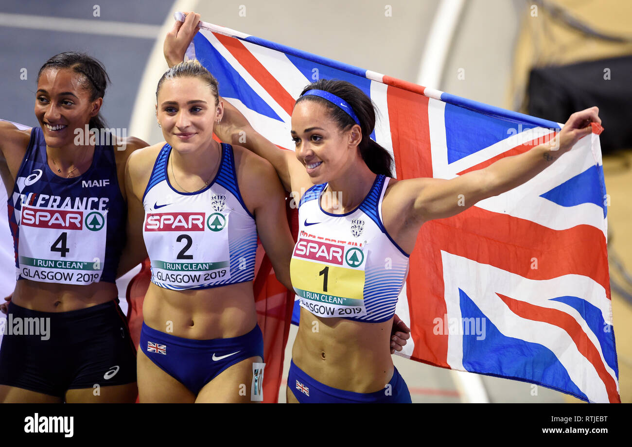 Großbritanniens Katarina Johnson-Thompson (rechts) nach der Fertigung zunächst im Fünfkampf der Frauen über 800 m und gewann Gold im Fünfkampf Veranstaltung neben dem Zweitplatzierten Niamh Emerson (Mitte) und dritten Platz Frankreichs Solene Ndama während des Tages eine der Europäischen Indoor Leichtathletik WM im Emirates Arena, Glasgow. Stockfoto