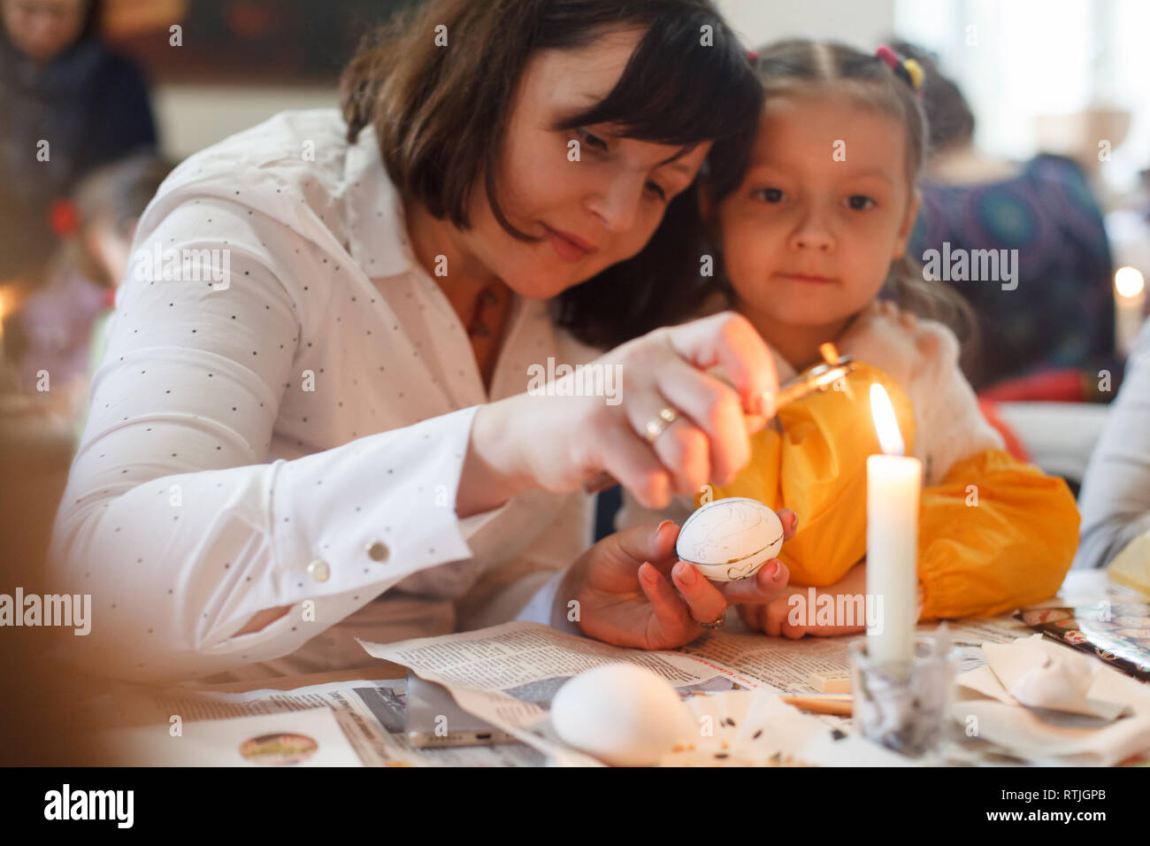 Lemberg, Ukraine - 11. März 2018. Mutter und Tochter malen Ostereier am Tisch. Ukrainische Ostereier malen Workshop. Stockfoto
