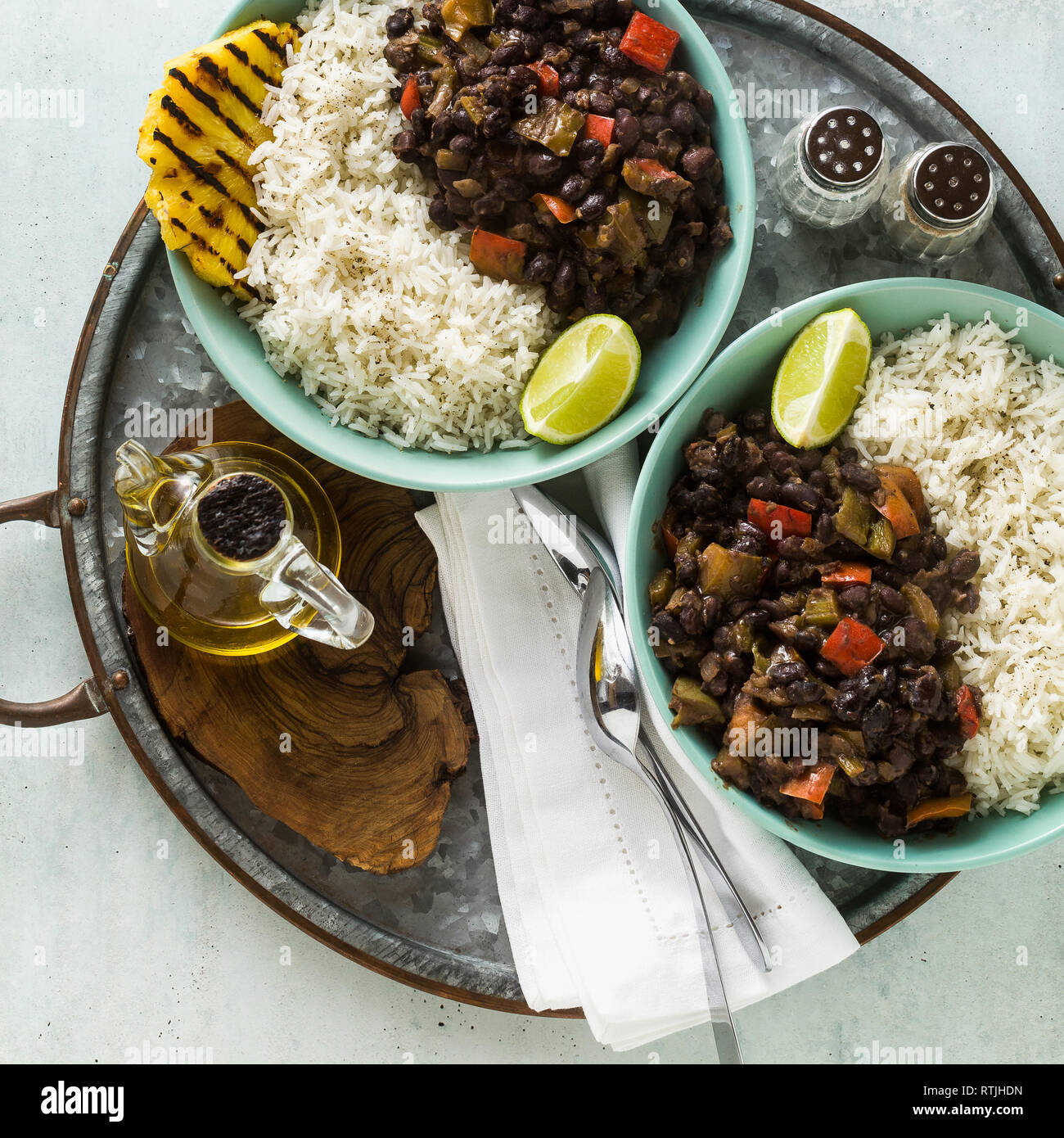 Kubanischen Reis und schwarze Bohnen Teller mit gegrillter Ananas. Gesund Vegan karibisches Essen für die ganze Familie, Party oder Restaurant Menü Stockfoto