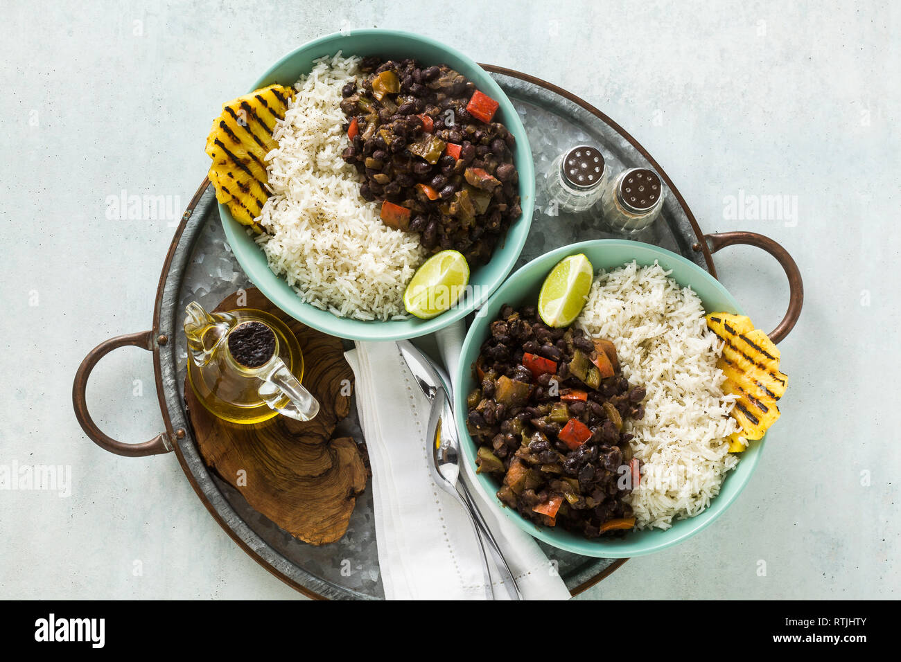 Kubanischen Reis und schwarze Bohnen Teller mit gegrillter Ananas. Gesund Vegan karibisches Essen für die ganze Familie, Party oder Restaurant Menü Stockfoto