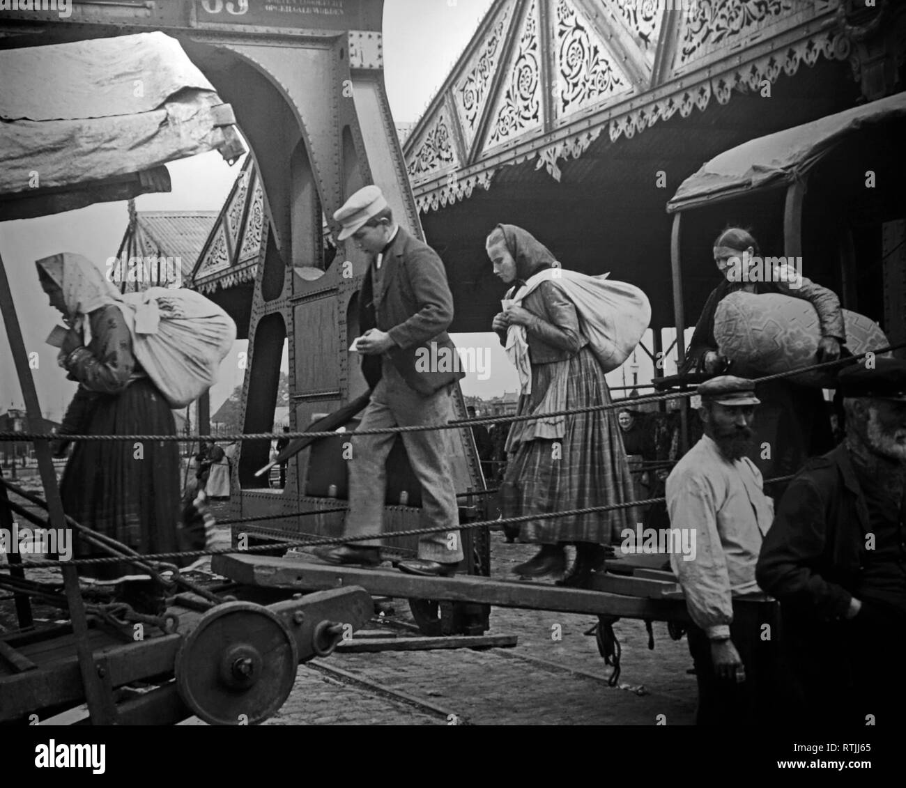 Die Passagiere der dritten Klasse aus Osteuropa auswandern in die Vereinigten Staaten einschiffen Schiff der Red Star Line im Hafen von Antwerpen, Belgien Stockfoto