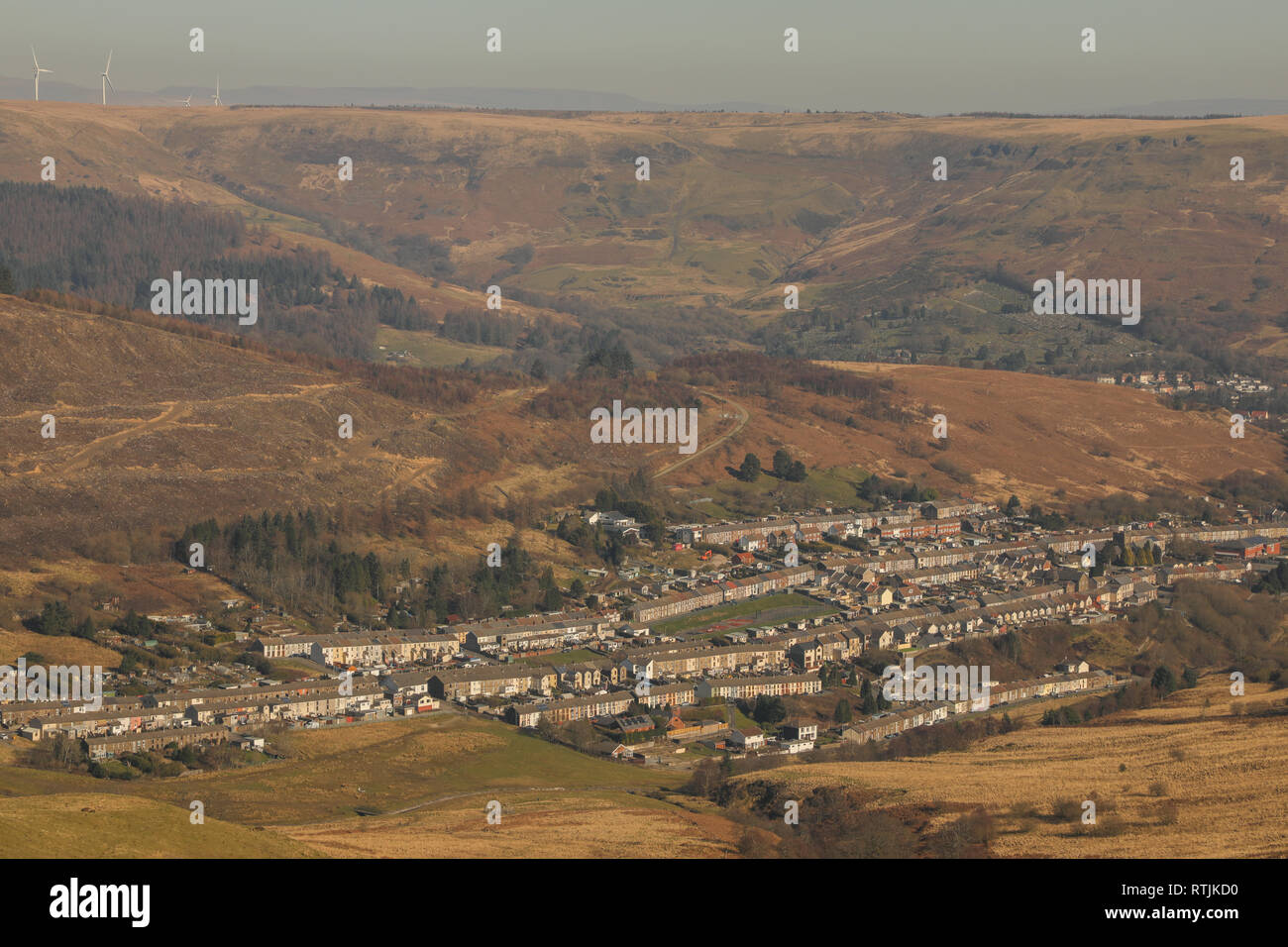 Blick auf Täler Stadt Treorchy und Cwm Parc aus der Menai Bridge in der rhondda Valley, Wales, UK. Stockfoto