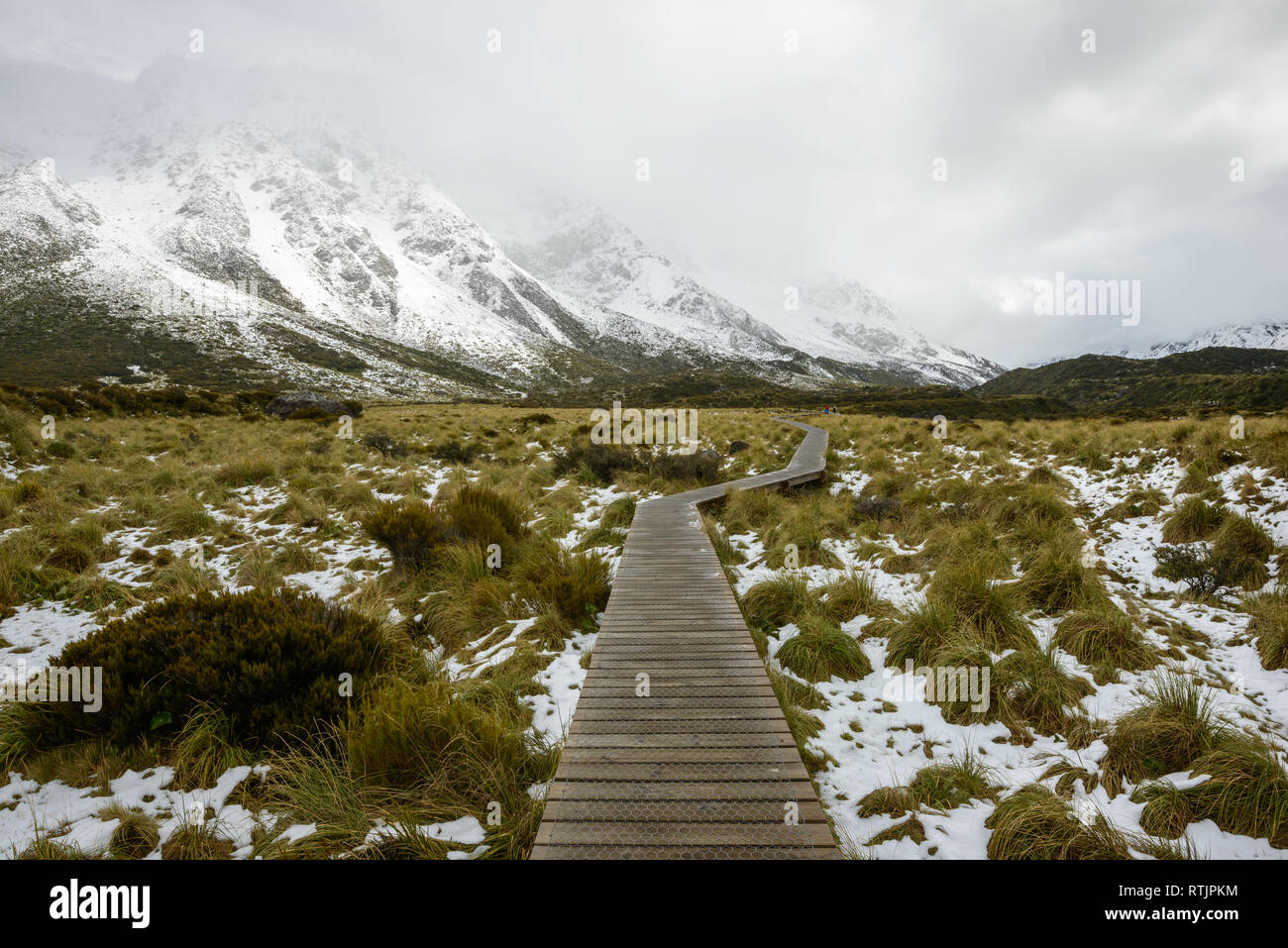 Curvy hängen Weg schützt Mountain ecosystem bei Hooker Valley Track Stockfoto