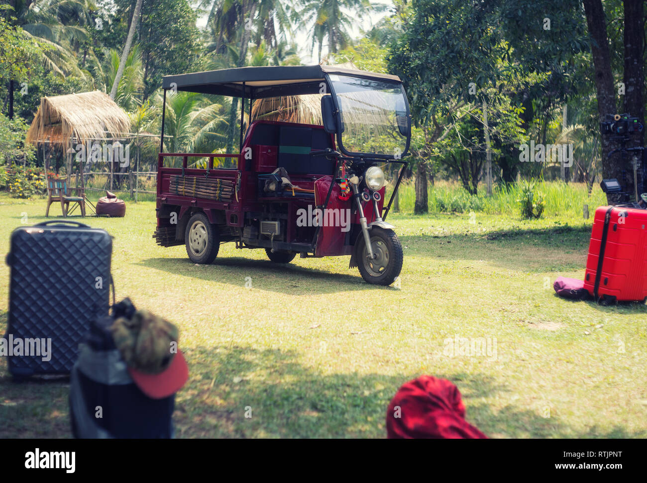Motorrad- und Entladen die Koffer in ein touristisches Dorf in der Siedlung angekommen Stockfoto