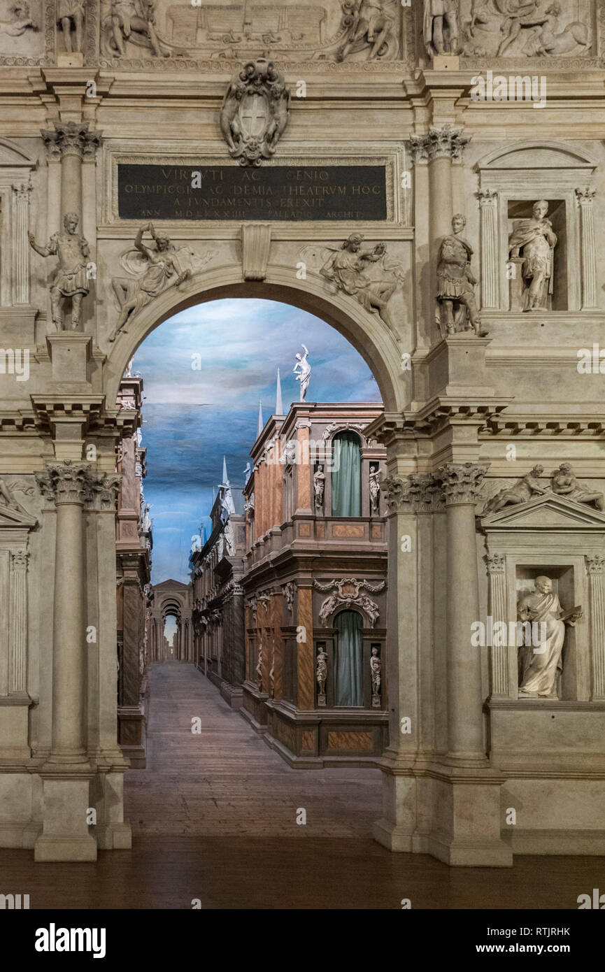 VICENZA, Italien - Dezember 29, 2018: Innenansicht des olympischen Theater (Teatro Olimpico), das älteste erhaltene Stufe noch in Existenz gesetzt Stockfoto