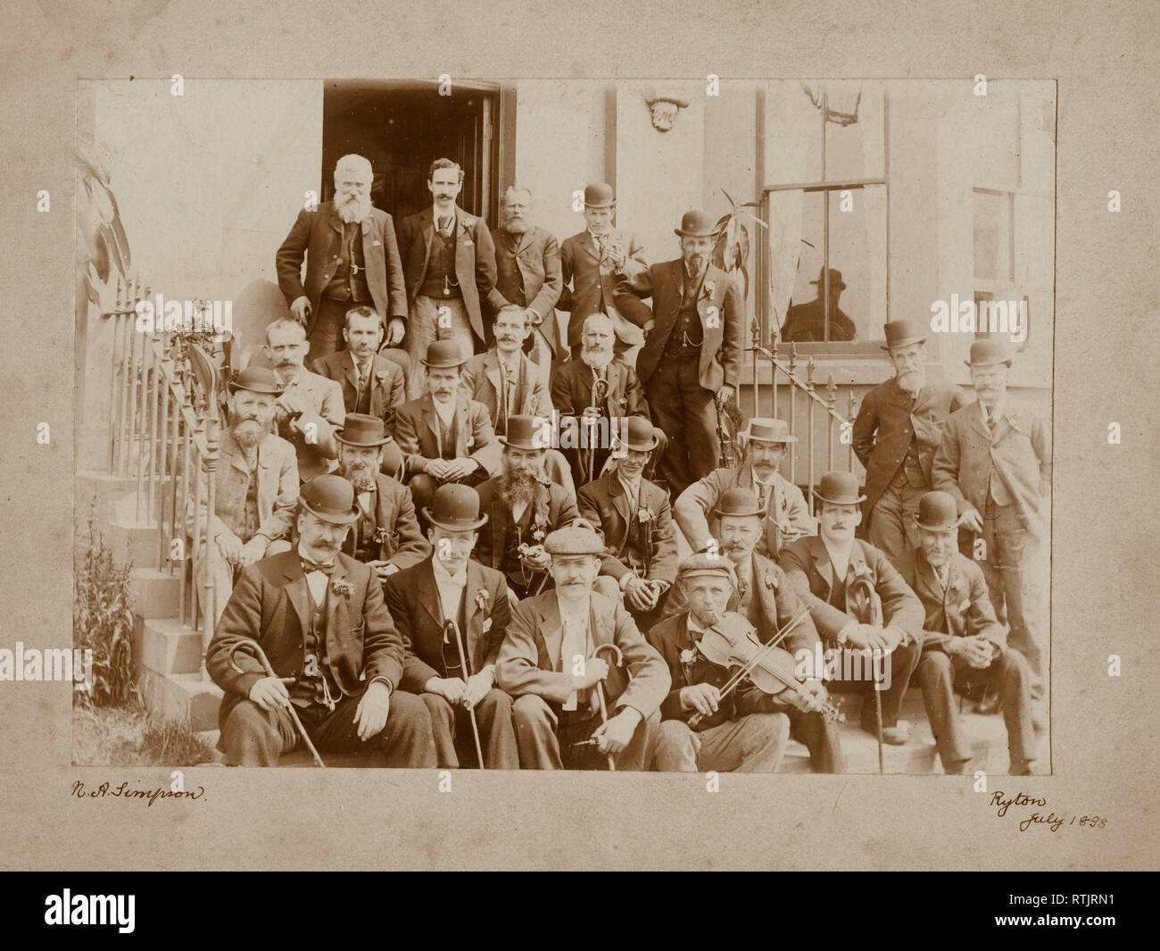 Eine Gruppe von viktorianischen Herren in Ryton, North East England, 1. Juli 1898. Stockfoto