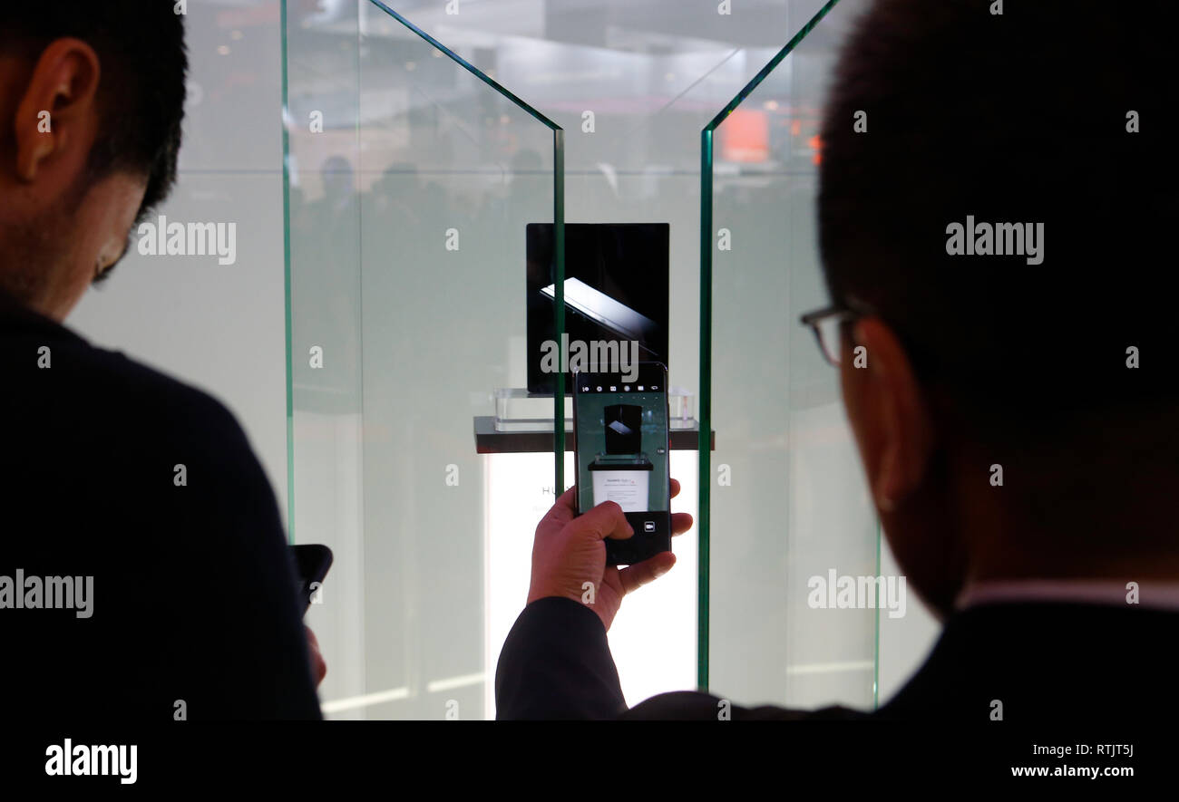 Besucher Bild das neue Samsung Falten faltbares Smartphone auf dem Mobile World Congress in Barcelona. Stockfoto
