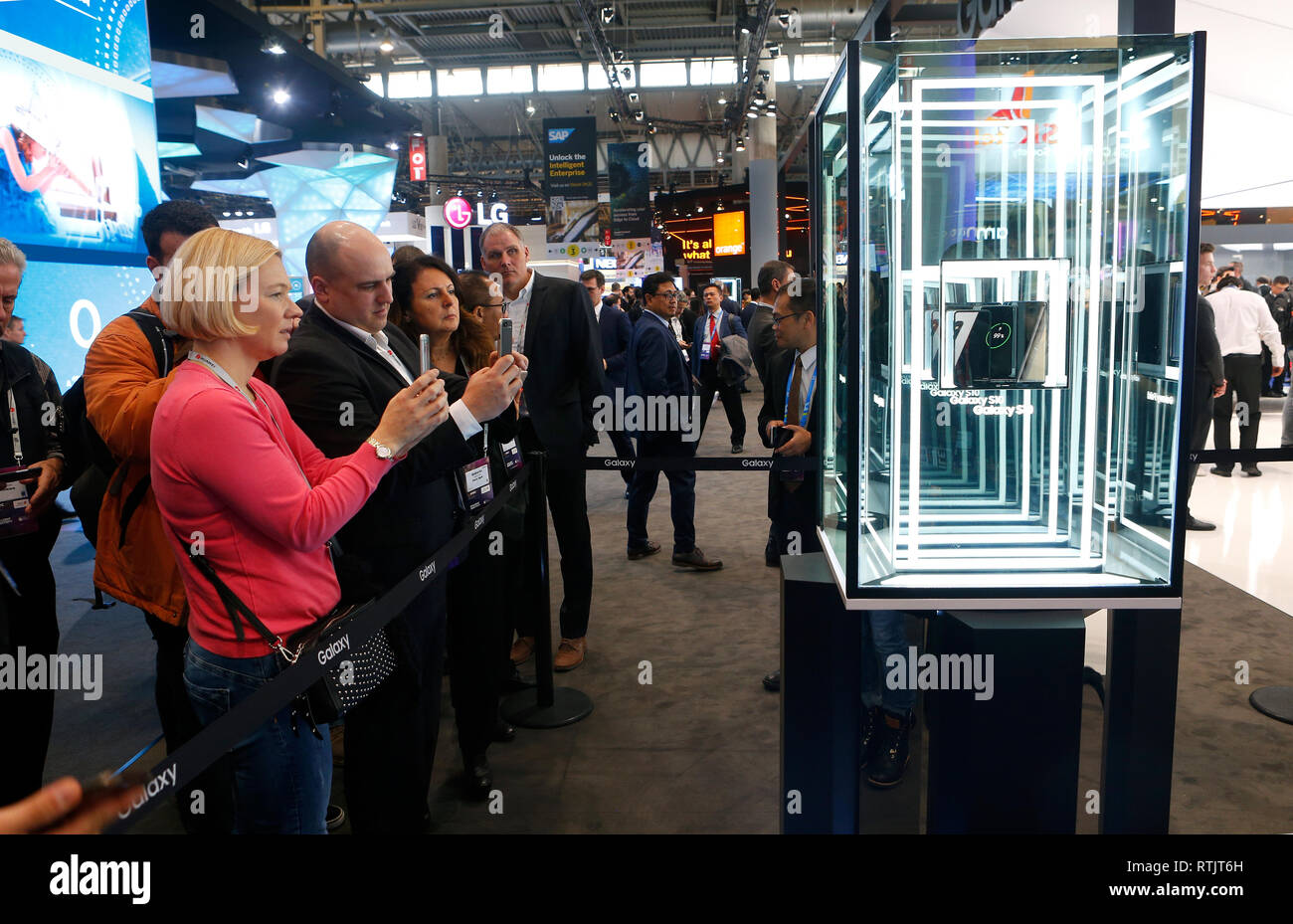 Besucher Bild das neue Samsung Falten faltbares Smartphone auf dem Mobile World Congress in Barcelona. Stockfoto