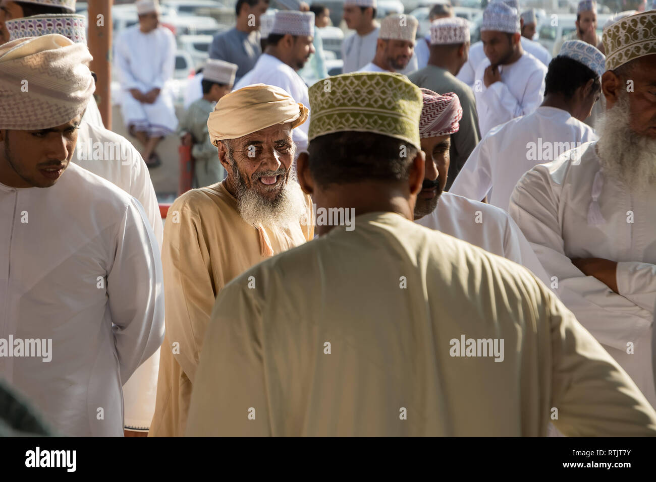 Nizwa, Oman - November 2, 2018: Ausdruck eines alten Omanische Mensch in der Menge am Freitag Markt Stockfoto