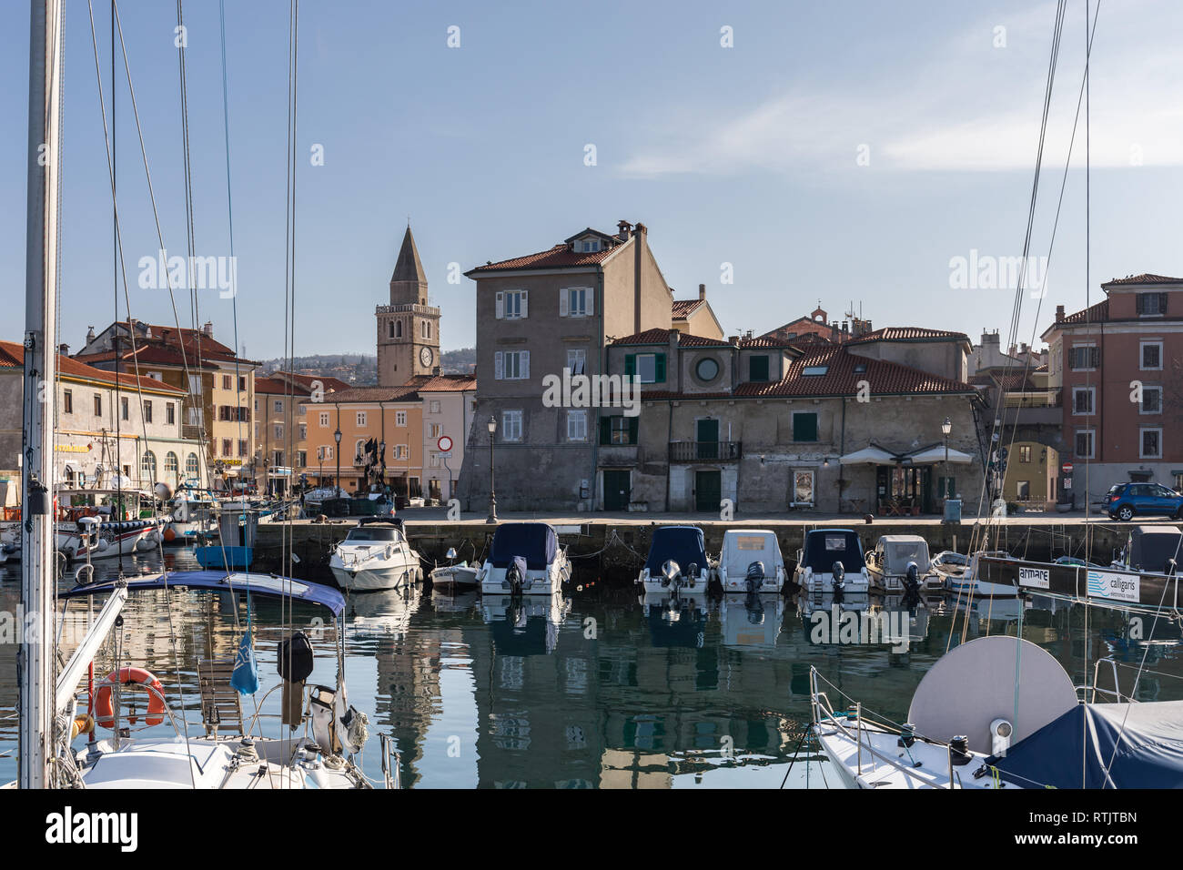 Boote im alten Hafen von Muggia, Friaul Julisch Venetien, Italien Stockfoto