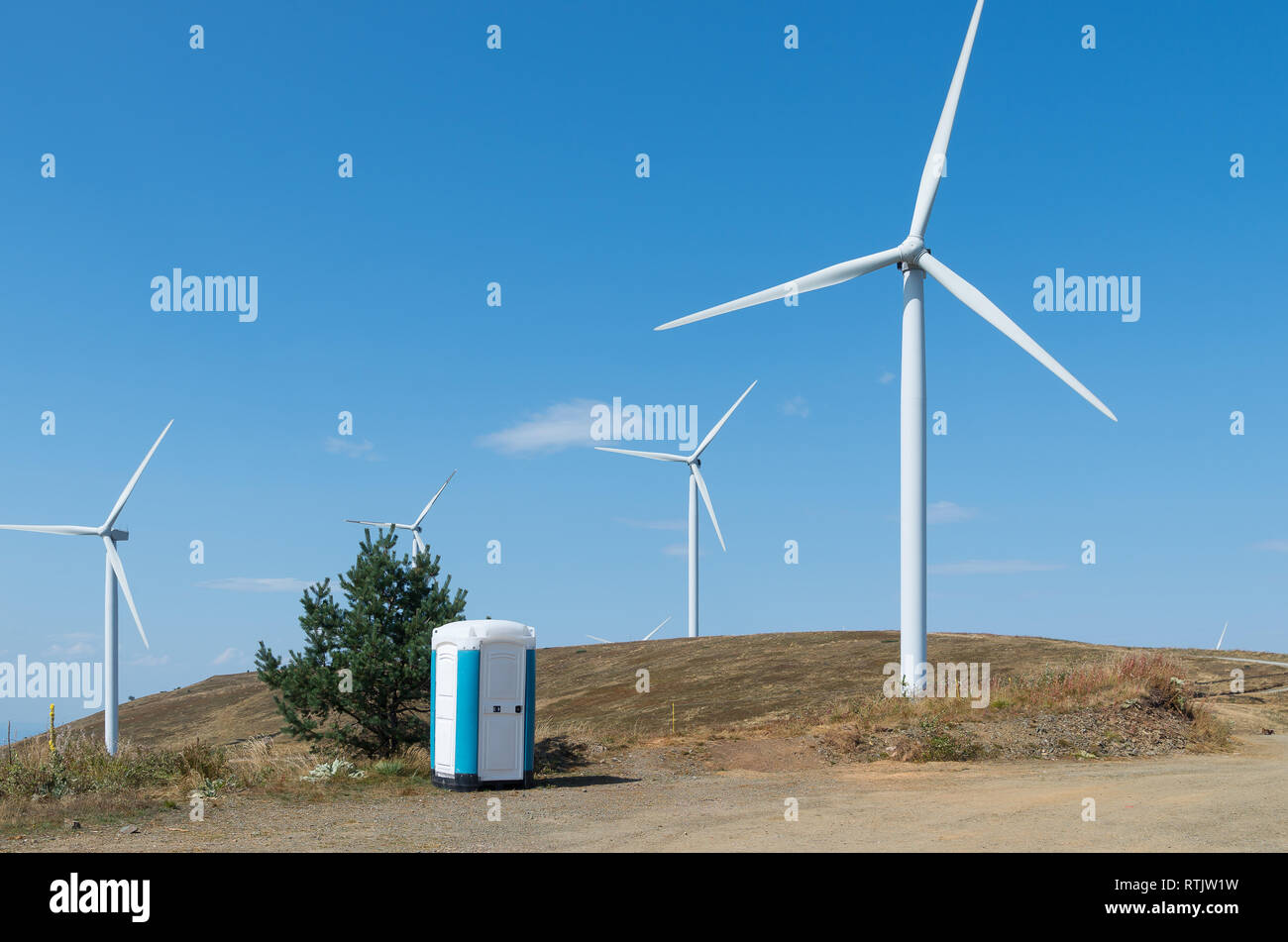 Die Windkraft. Die Stromerzeugung aus Windkraft. Kunststoff wc Mobile. Stockfoto