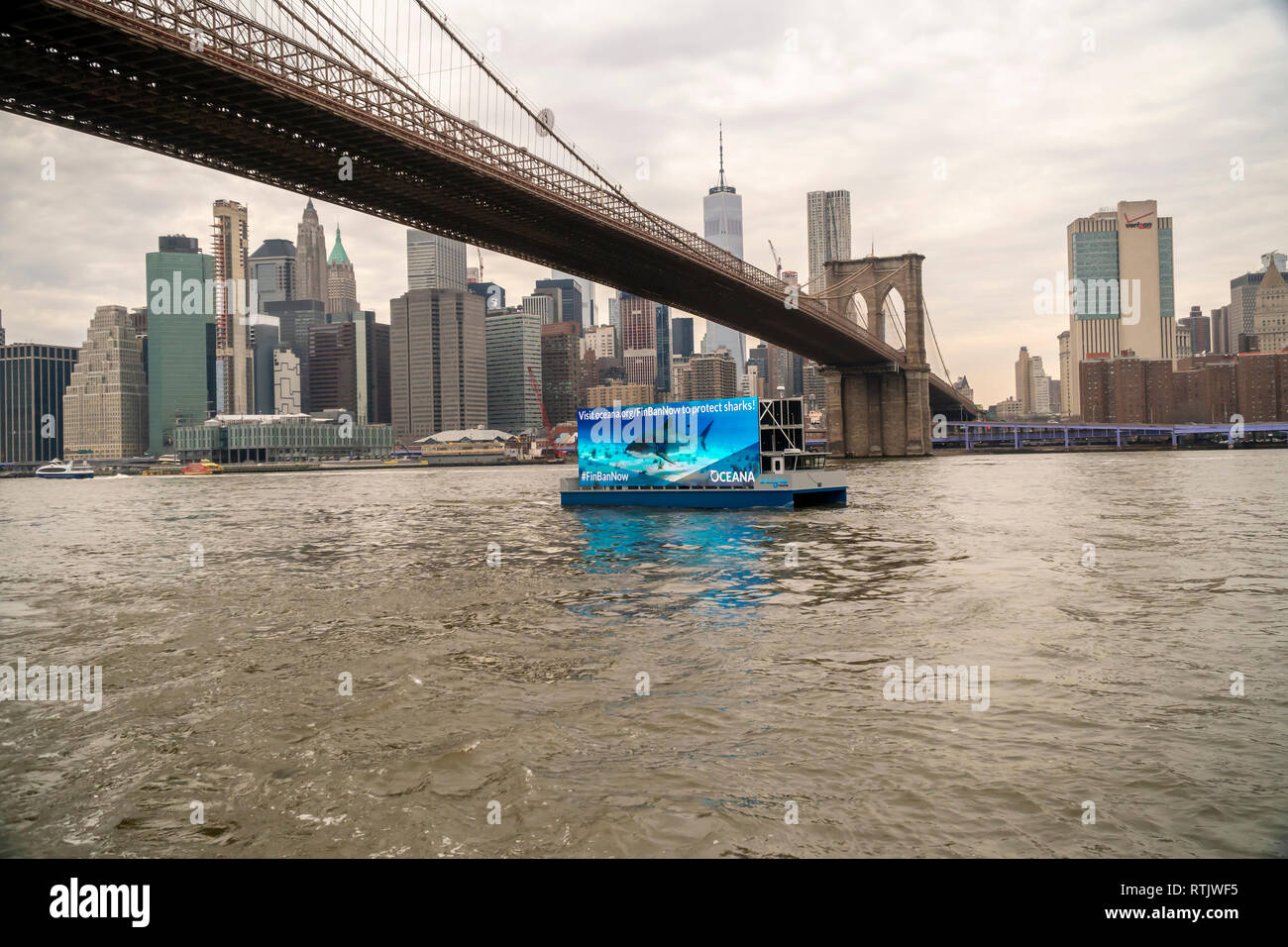 Ein Boot, eine digitale Anzeigentafel reist unten am East River in New York am Samstag, 23. Februar 2019. Ein Boot von Ballyhoo Medien fährt 10 Stunden am Tag nach oben und unten New York Wasserstraßen zeigt digitale Werbung. (Â© Richard B. Levine) Stockfoto