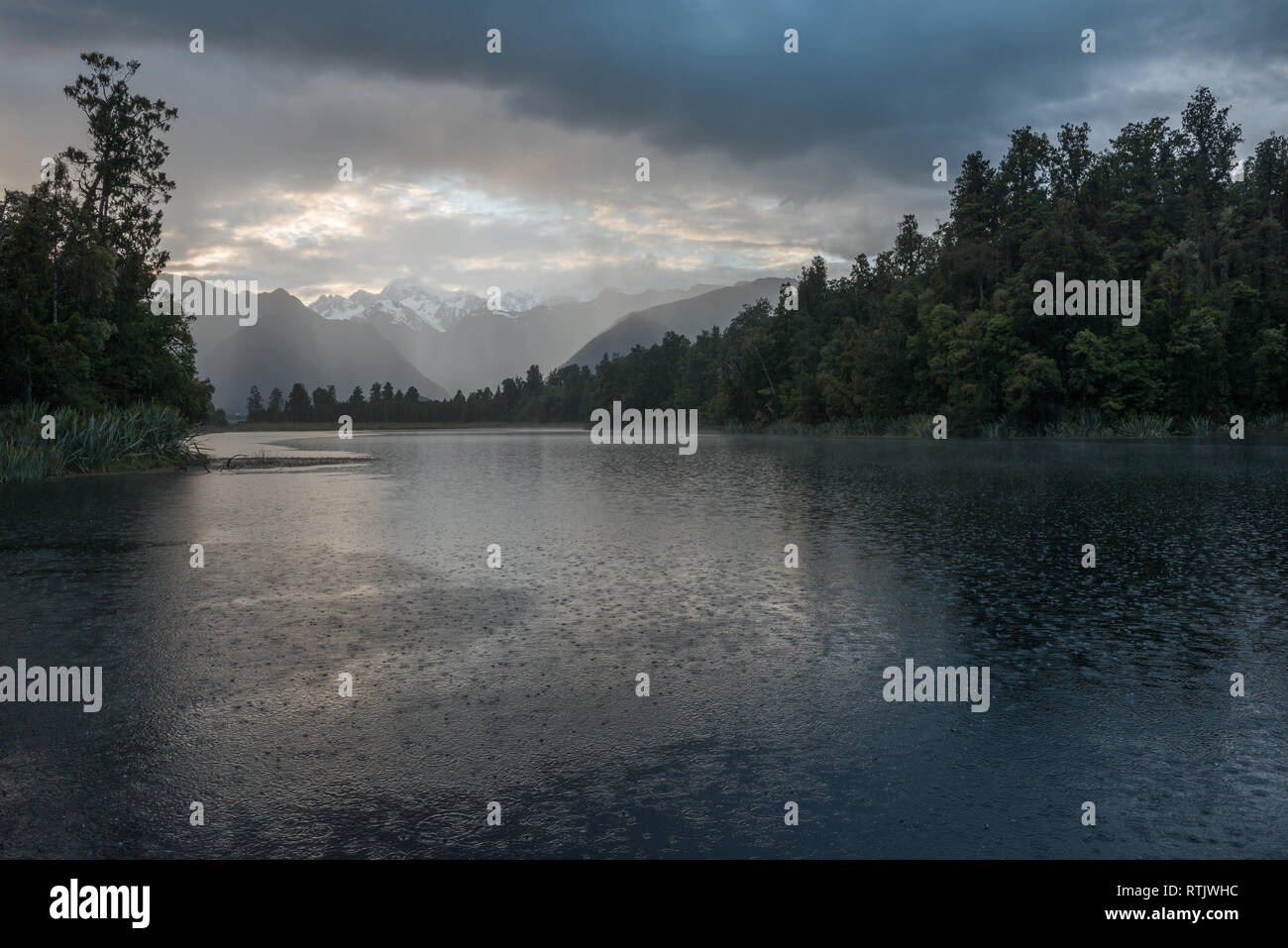 Deprimiert cloudscape und starken Regen über den Lake Matheson Stockfoto