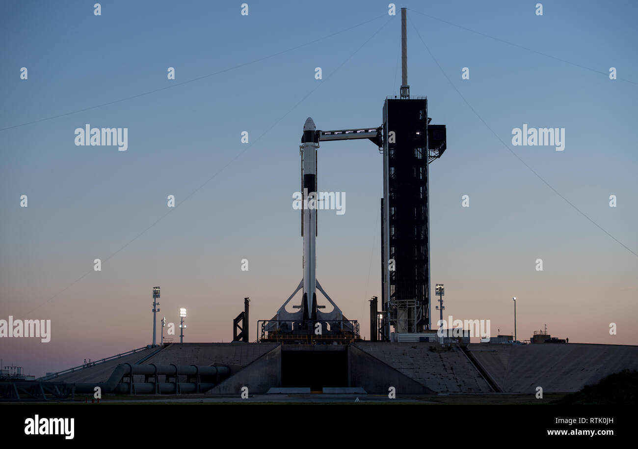 Cape Canaveral, Florida, USA. 28. Februar, 2019. Die SpaceX Falcon 9 Rakete mit dem Drachen Commercial Crew capsule ist in der Start Position auf dem Launch Pad 39A am Kennedy Space Center Februar 28, 2019 in Cape Canaveral, Florida. Der Test Start der unbemannte Flugkörper auf der Internationalen Raumstation ist für den 2. März geplant. Credit: Planetpix/Alamy leben Nachrichten Stockfoto