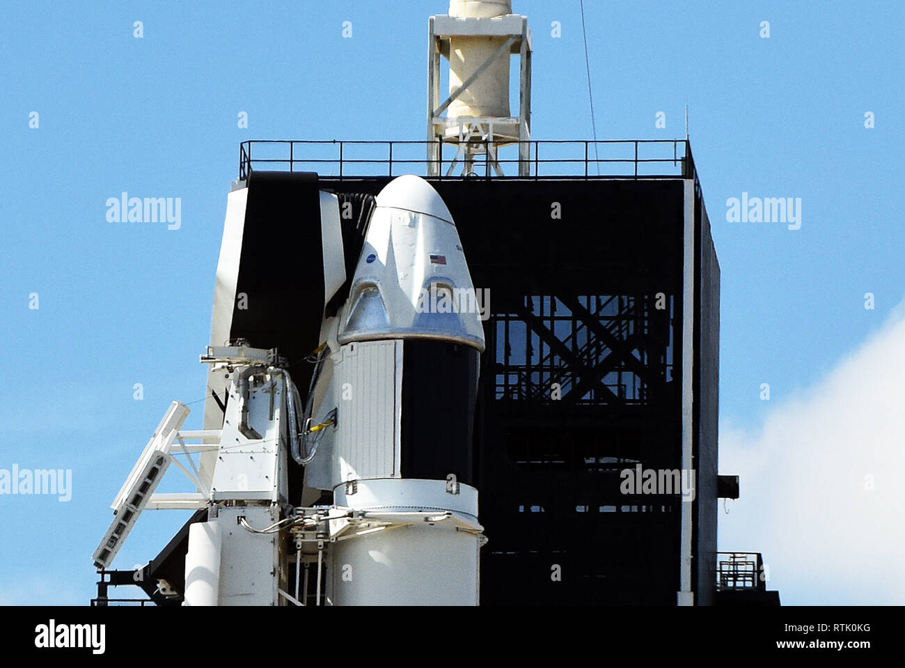 Kennedy Space Center, Florida, USA. 01 Mär, 2019. Eine SpaceX Falcon 9 Rakete Durchführung der unbemannten Crew Dragon Kapsel sitzt bereit für den Start am 1. März 2019 an Pad 39A am Kennedy Space Center in Florida. Die Rakete wird auf seinen ersten Flug zu heben, Demo-1, am 2. März um 2:49 Uhr EST. Credit: Paul Hennessy/Alamy leben Nachrichten Stockfoto