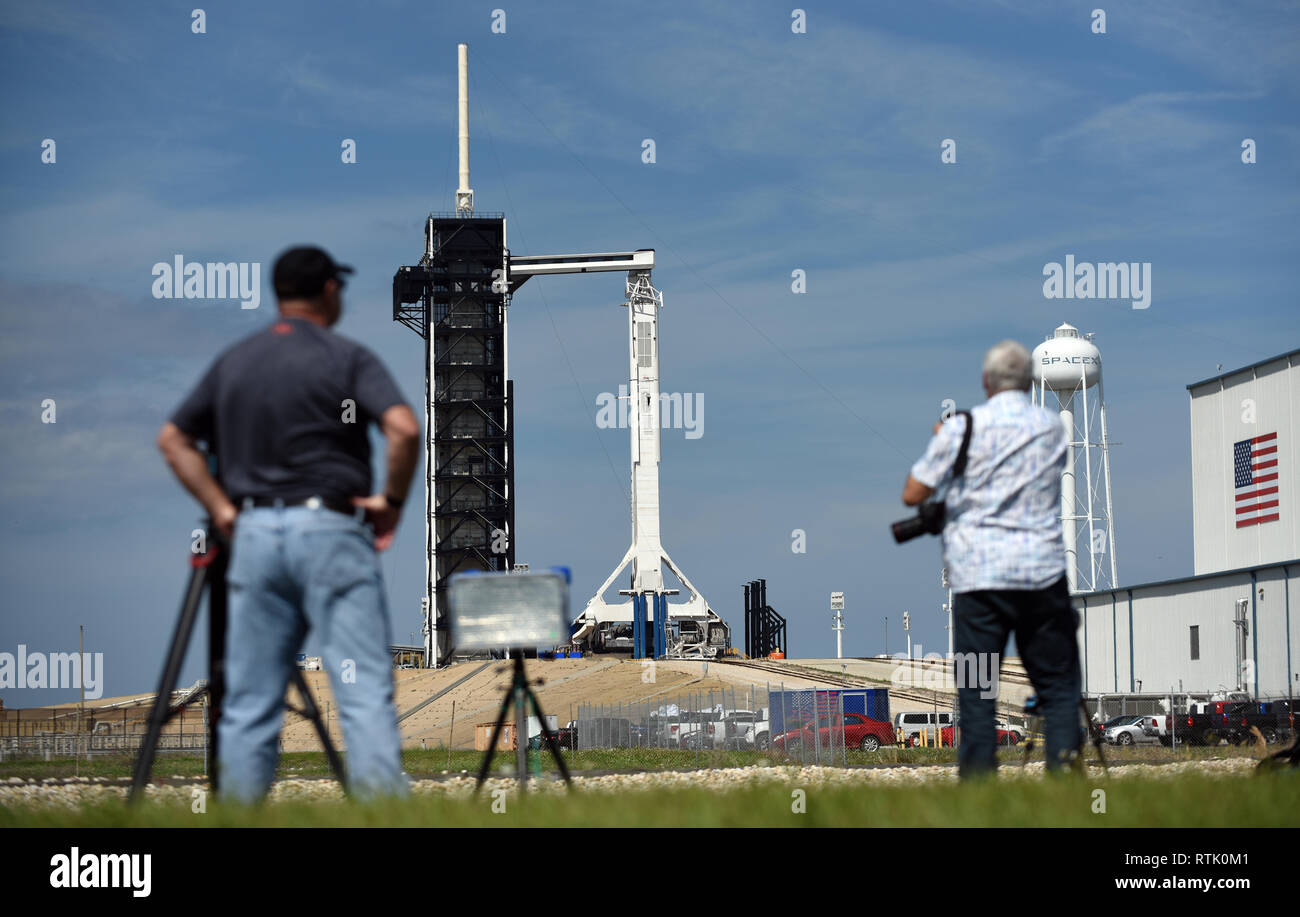 Kennedy Space Center, Florida, USA. 01 Mär, 2019. Eine SpaceX Falcon 9 Rakete Durchführung der unbemannten Crew Dragon Kapsel sitzt bereit für den Start am 1. März 2019 an Pad 39A am Kennedy Space Center in Florida. Die Rakete wird auf seinen ersten Flug zu heben, Demo-1, am 2. März um 2:49 Uhr EST. Credit: Paul Hennessy/Alamy leben Nachrichten Stockfoto