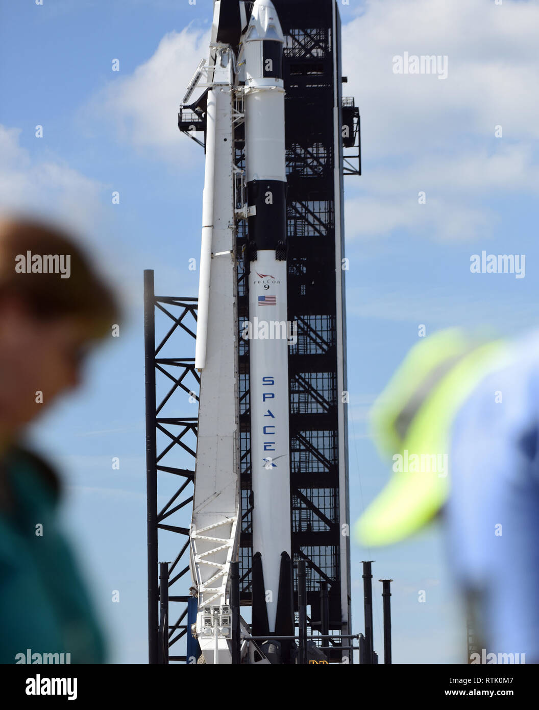 Kennedy Space Center, Florida, USA. 01 Mär, 2019. Eine SpaceX Falcon 9 Rakete Durchführung der unbemannten Crew Dragon Kapsel sitzt bereit für den Start am 1. März 2019 an Pad 39A am Kennedy Space Center in Florida. Die Rakete wird auf seinen ersten Flug zu heben, Demo-1, am 2. März um 2:49 Uhr EST. Credit: Paul Hennessy/Alamy leben Nachrichten Stockfoto