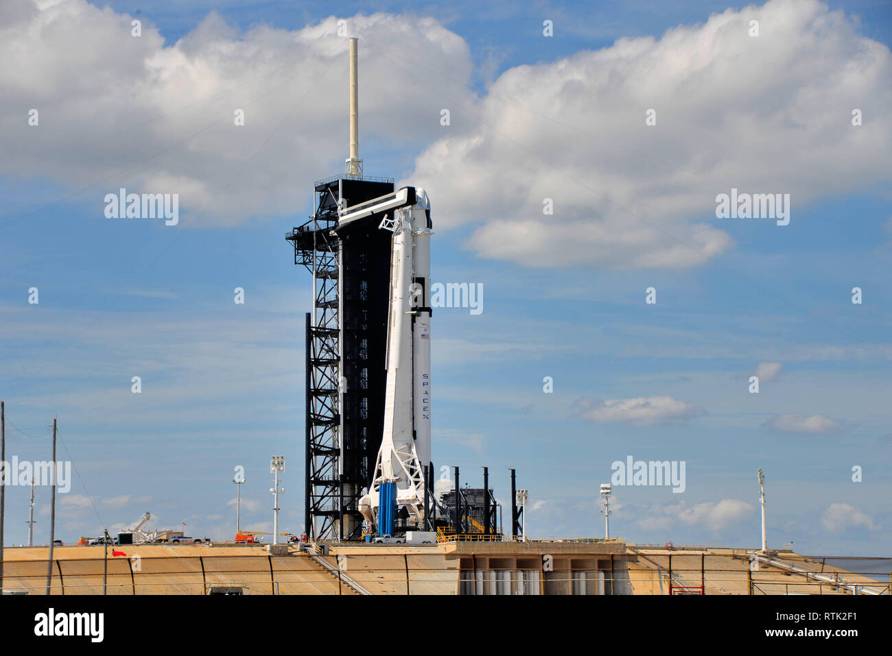 Die NASA Kennedy Space Center, Florida. USA. März 1, 2019. Die SpaceX Crew Dragon Raumsonde auf einem Falcon 9 Rakete vom historischen Launch Complex 39A das Raumfahrzeug mit haben eine Prüfpuppe Astronaut benannte Ripley starten. Etwa 10 Minuten nach dem Start, Crew Dragon ihre vorläufige Umlaufbahn erreichen wird. Es ist der 3. März geplanten Dock Station Sonntag, um 6:00 Uhr EST. Die Crew Dragon Raumfahrzeug wird über 400 Pfund crew Lieferungen und Ausrüstung zur Raumstation und einige kritische Forschung Proben auf die Erde zurück. Foto Julian Porree/Alamy leben Nachrichten Stockfoto