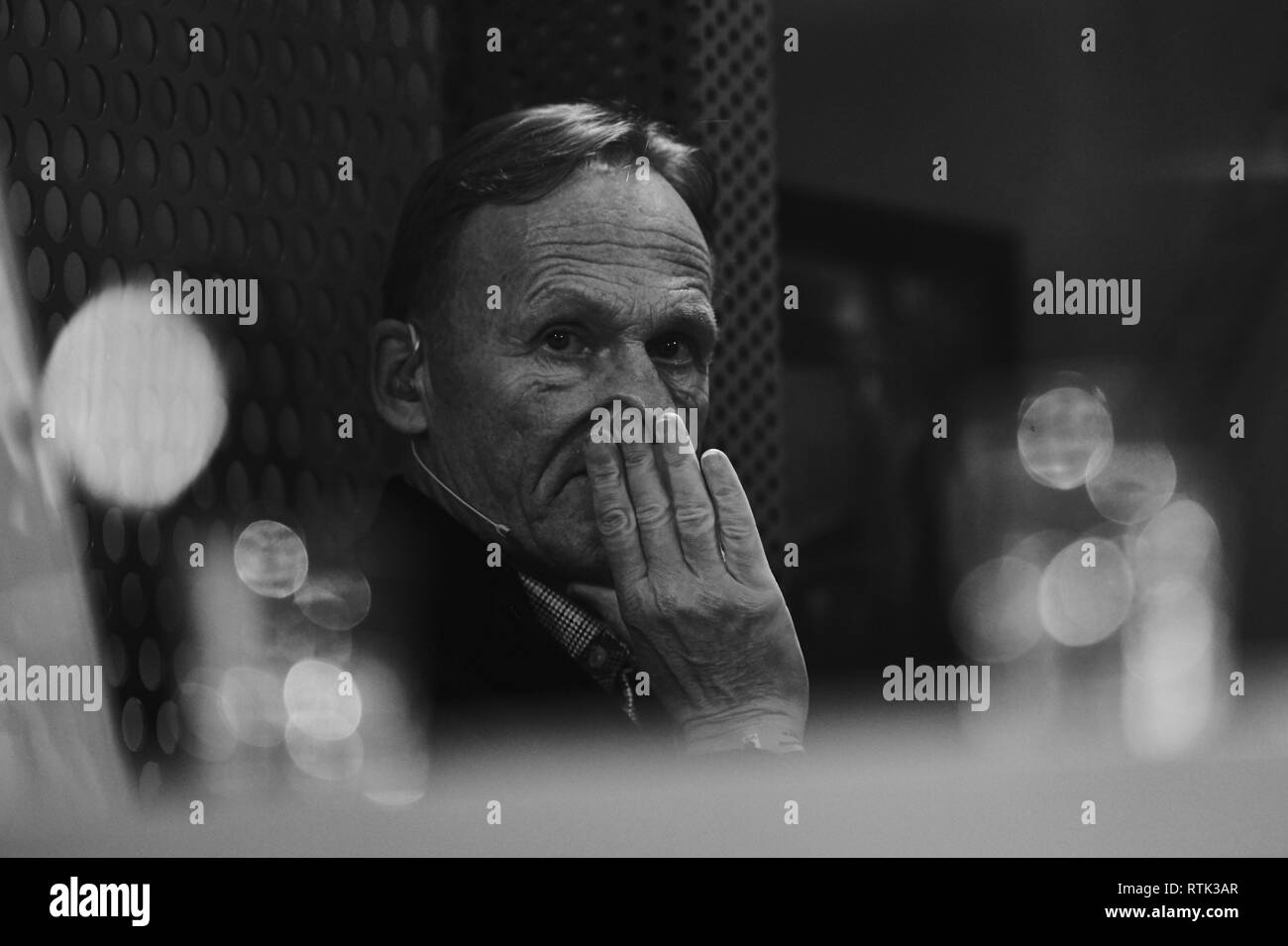 Augsburg, Deutschland. 01 Mär, 2019. Hans-Joachim Watzke, Geschäftsführer der BVB in halber Größe, Porträt, Warten auf die Sky studio Interview FC Augsburg - BORUSSIA DORTMUND 2-1 - DFL-Bestimmungen verbieten die Verwendung von Fotografien als BILDSEQUENZEN und/oder quasi-VIDEO - 1. Deutschen Fußball-Bundesliga, Augsburg, März 1, 2019 Saison 2018/2019, Spieltag 24, BVB, Bayern Credit: Peter Schatz/Alamy leben Nachrichten Stockfoto