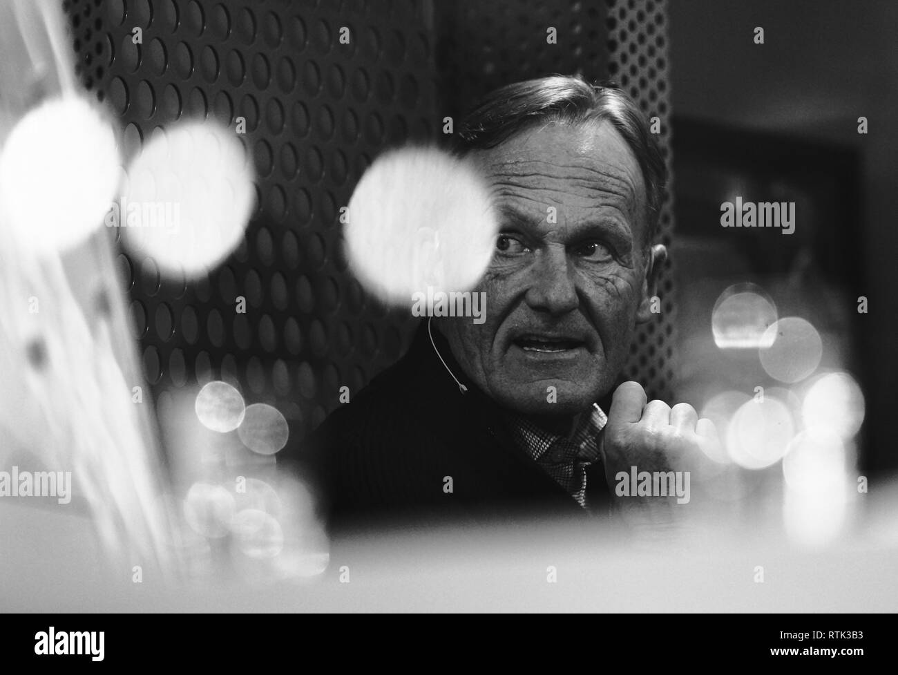 Augsburg, Deutschland. 01 Mär, 2019. Hans-Joachim Watzke, Geschäftsführer der BVB in halber Größe, Porträt, Warten auf die Sky studio Interview FC Augsburg - BORUSSIA DORTMUND 2-1 - DFL-Bestimmungen verbieten die Verwendung von Fotografien als BILDSEQUENZEN und/oder quasi-VIDEO - 1. Deutschen Fußball-Bundesliga, Augsburg, März 1, 2019 Saison 2018/2019, Spieltag 24, BVB, Bayern Credit: Peter Schatz/Alamy leben Nachrichten Stockfoto