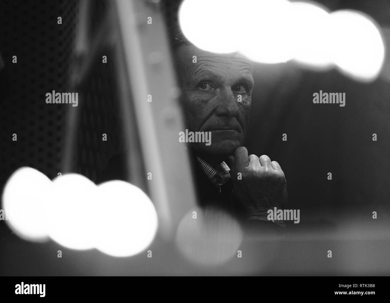 Augsburg, Deutschland. 01 Mär, 2019. Hans-Joachim Watzke, Geschäftsführer der BVB in halber Größe, Porträt, Warten auf die Sky studio Interview FC Augsburg - BORUSSIA DORTMUND 2-1 - DFL-Bestimmungen verbieten die Verwendung von Fotografien als BILDSEQUENZEN und/oder quasi-VIDEO - 1. Deutschen Fußball-Bundesliga, Augsburg, März 1, 2019 Saison 2018/2019, Spieltag 24, BVB, Bayern Credit: Peter Schatz/Alamy leben Nachrichten Stockfoto