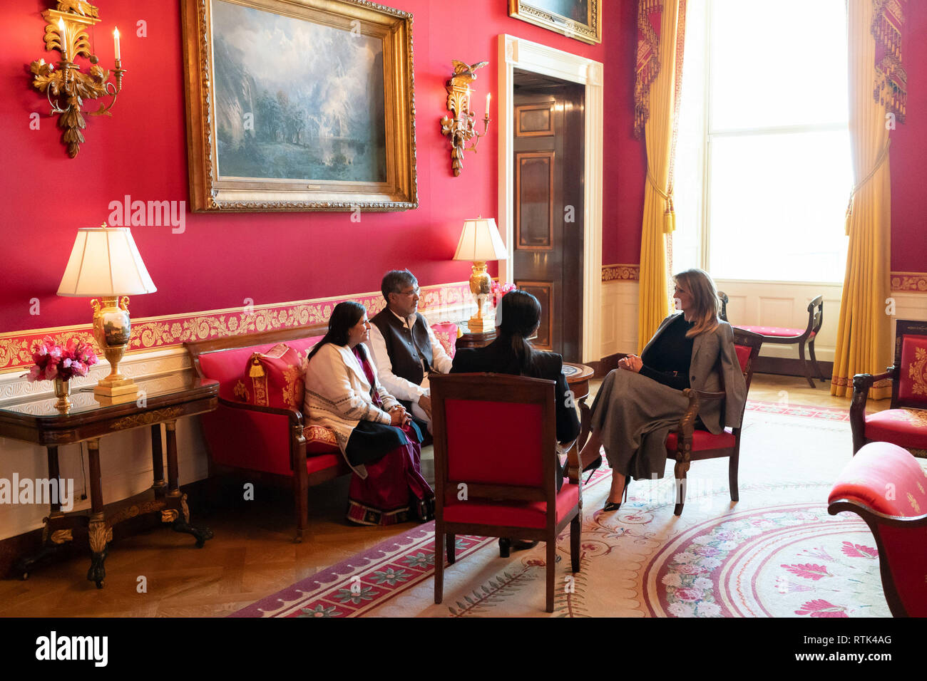 wallpapers Trump Red Room White House https www alamy de first lady melania trump trifft sich mit rachel roy modedesigner kailash satyarthi grunder des kailash satyarthi childrens foundation und sumedha kailash ehefrau von kailash satyarthi im roten saal des weissen hauses montag februar 25 2019 leute first lady melania trump image238907048 html