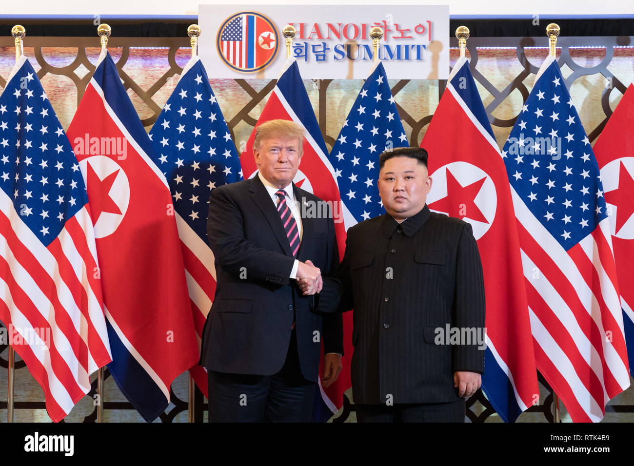 Präsident Donald J. Trumpf wird von Kim Jong Un, Vorsitzender des Staatlichen Angelegenheiten Kommission der Demokratischen Republik Korea PeopleÕs, Mittwoch, Februar 27, 2019 begrüßt, im Sofitel Legend Metropole Hotel in Hanoi, für Ihre zweite Gipfel. Personen: Präsident Donald Trump, Kim Jong Un Stockfoto