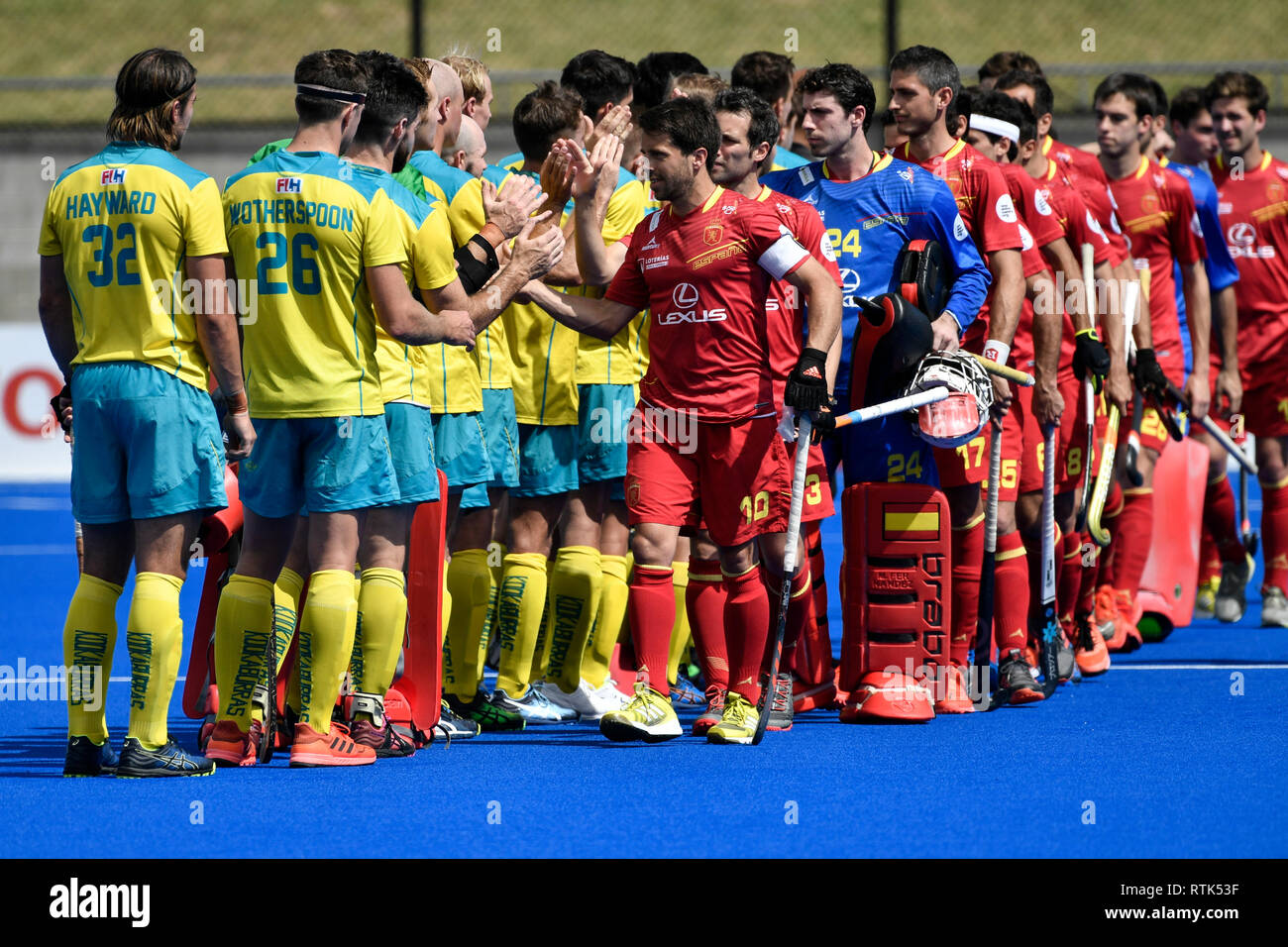 2. März 2019, Sydney Olympic Park Hockey Centre, Sydney, Australien; FIH Mens Pro League Hockey, Australien und Spanien; die Mannschaften schütteln sich die Hände vor dem Spiel Stockfoto