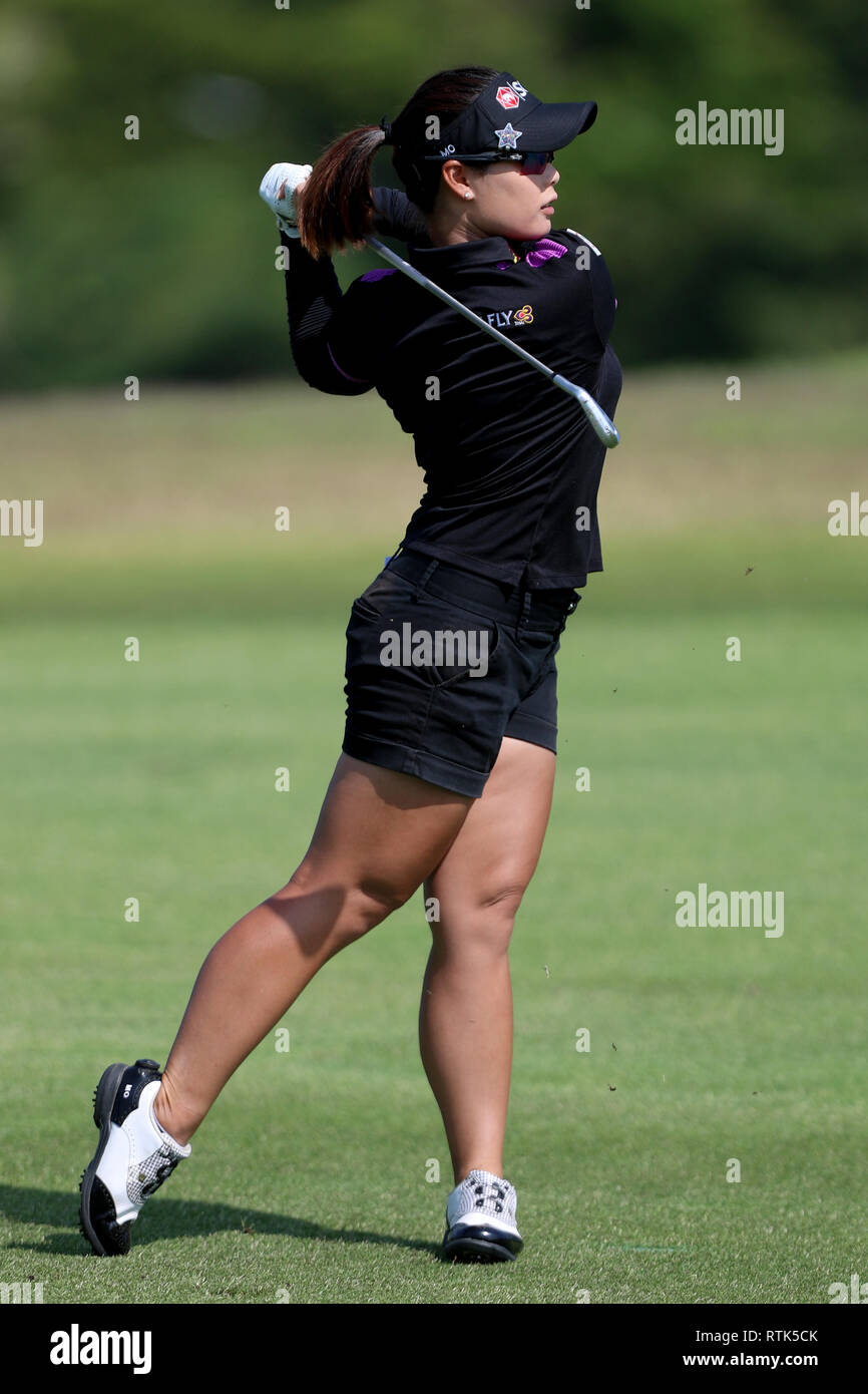 Singapur. 2 Mär, 2019. Moriya Jutanugarn von Thailand spielt einen Schuß auf das 3. Loch in der dritten Runde der Frauen-WM im Tanjong Kurs, Sentosa Golf Club. Credit: Paul Miller/ZUMA Draht/Alamy leben Nachrichten Stockfoto