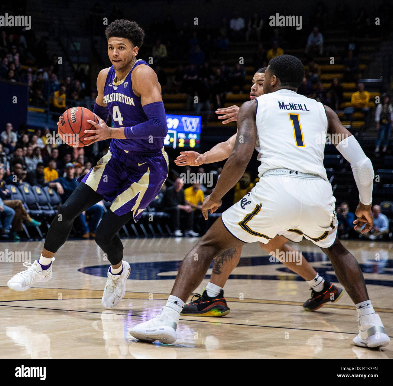 Hass Pavillon Berkeley Calif, USA. 28 Feb, 2019. CA, USA Washington guard Matisse Thybulle (4) Laufwerke mit dem Korb beim Basketballspiel der NCAA Men zwischen der AP auf Platz 25 Washington Schlittenhunde und den Kalifornien goldenen Bären 73-76 an Hass Pavillon Berkeley Calif Thurman James/CSM/Alamy Leben Nachrichten verloren Stockfoto